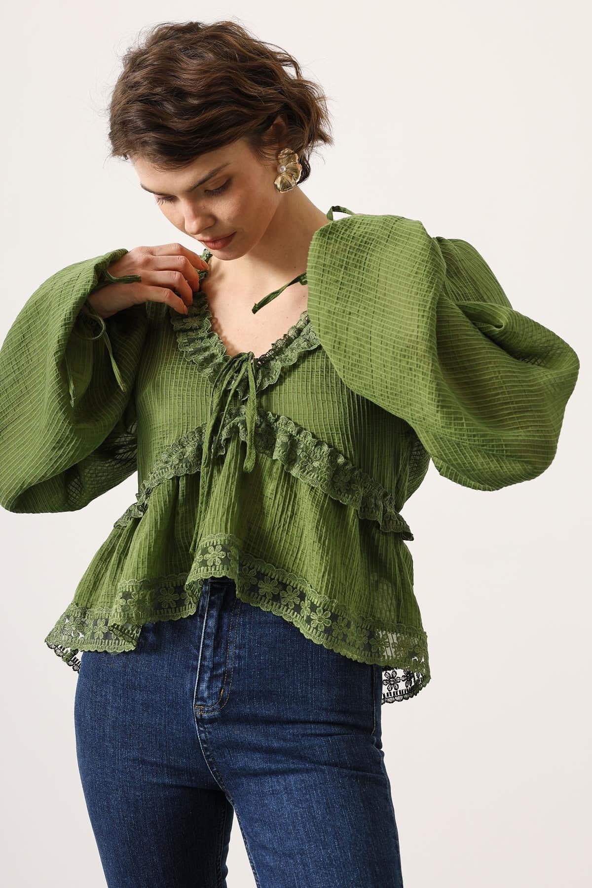 LaliCo  Kadın V Yaka Dantel Detaylı Fırfırlı Yeşil Bluz
