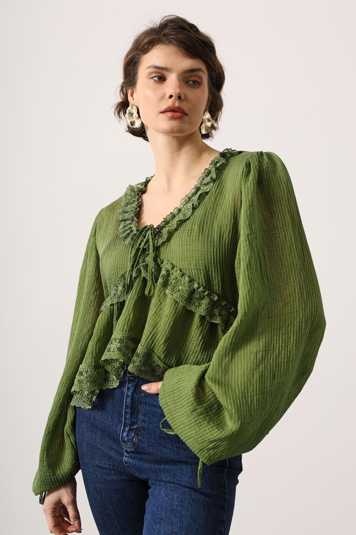 LaliCo  Kadın V Yaka Dantel Detaylı Fırfırlı Yeşil Bluz - Görsel 5