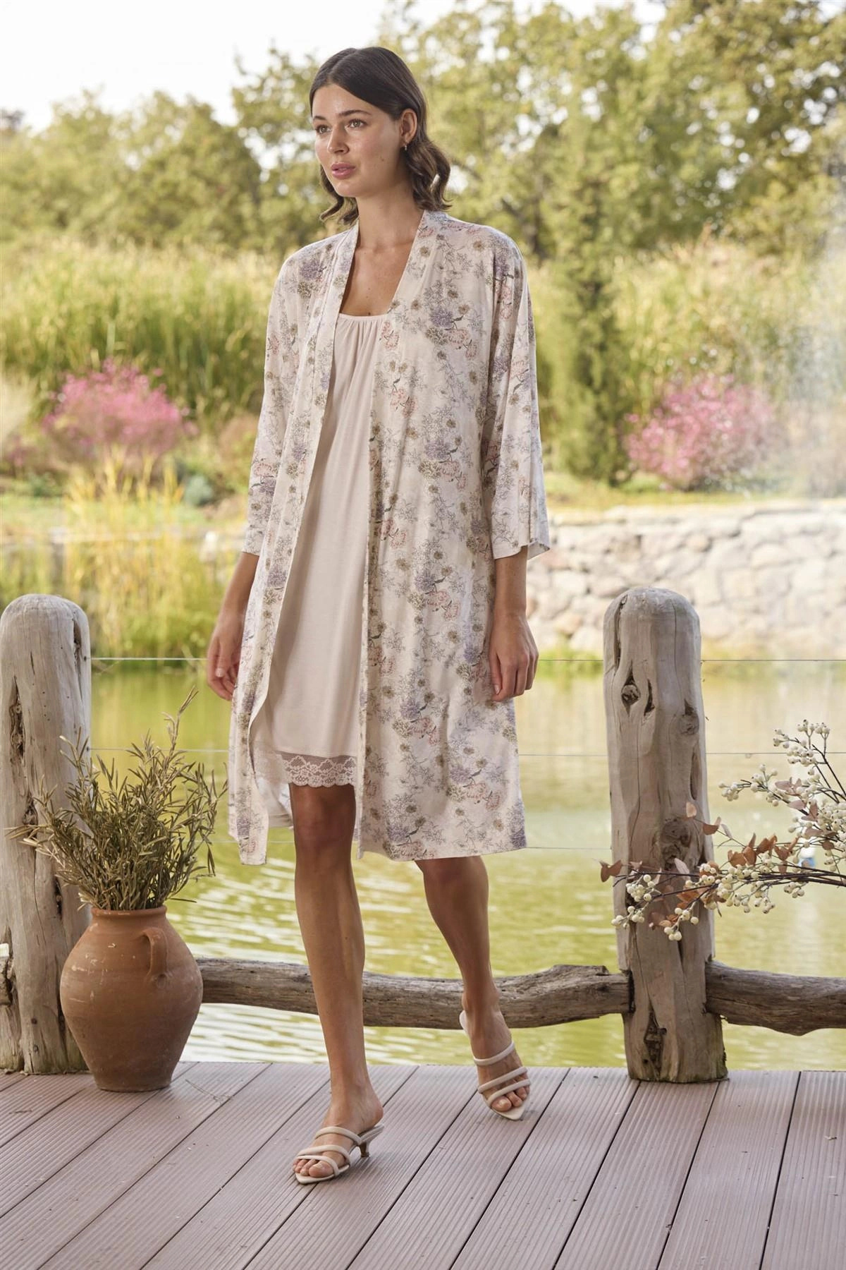 HRŞYTREND HERŞEYTREND Çiçek Desenli ve Dantelli Sabahlık Takımı