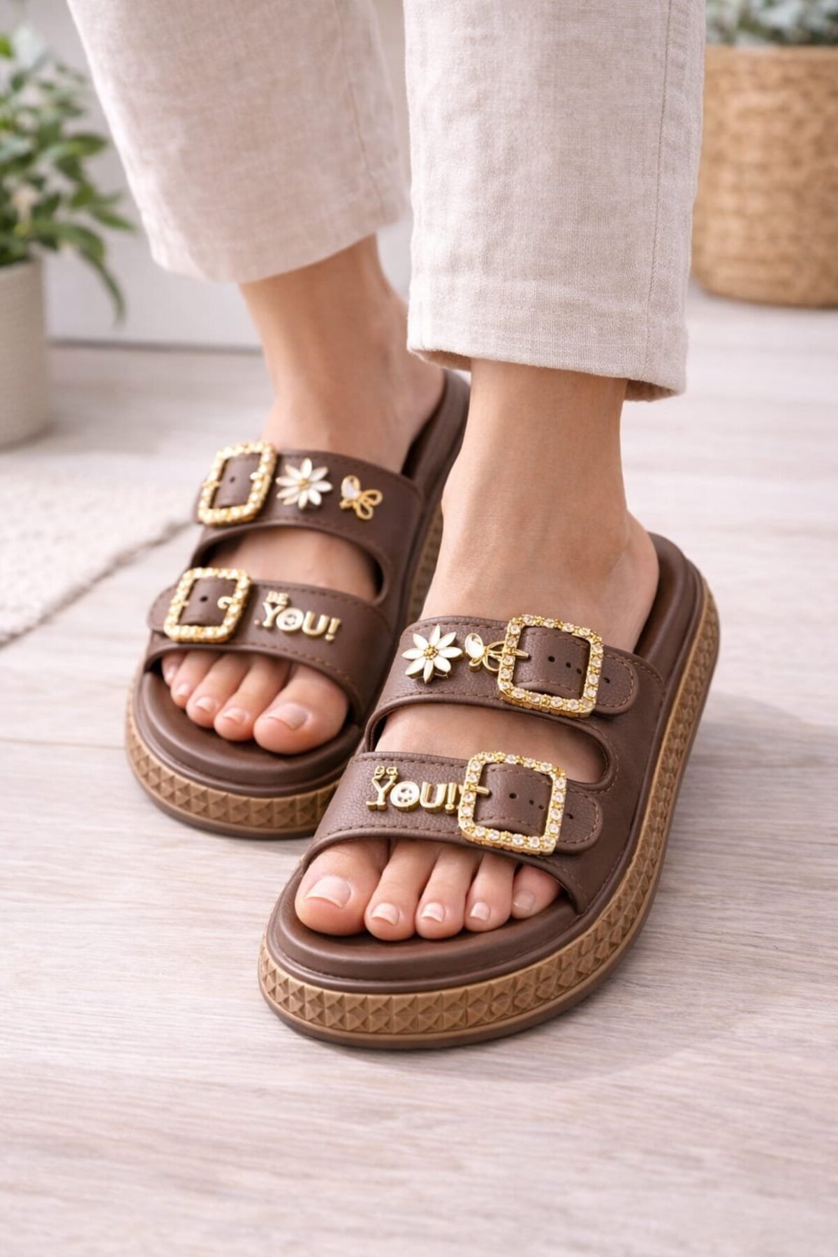 Slipcat Pastel Gold Altın Toka Detaylı Yüksek Taban Kadın Terlik Plaj Kumsal Havuz Terlik fotoğrafı 6 (önizleme)