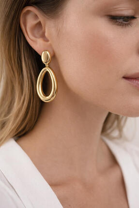 With Accessory Gold Oval Sallantılı Küpe