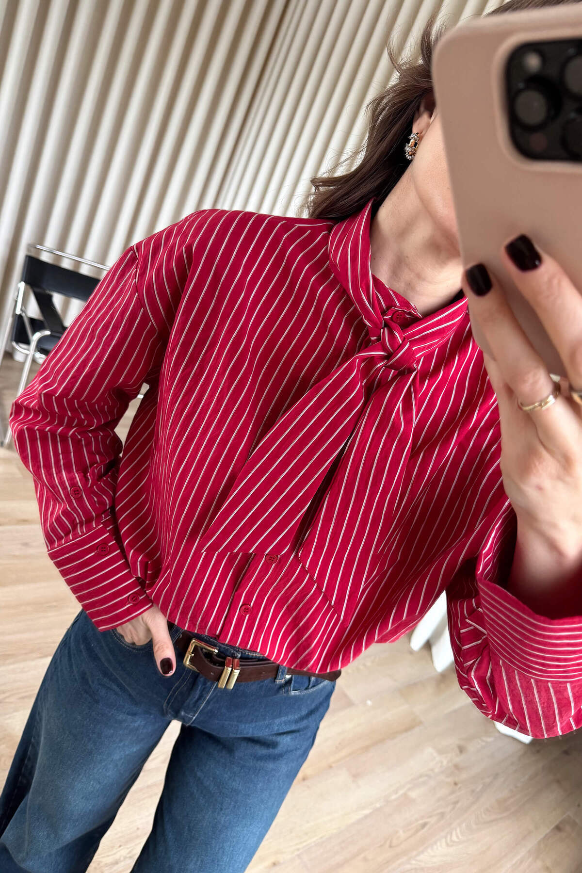 Sue Store  Kırmızı Beyaz Çizgili Fular Detaylı Gömlek - Görsel 5