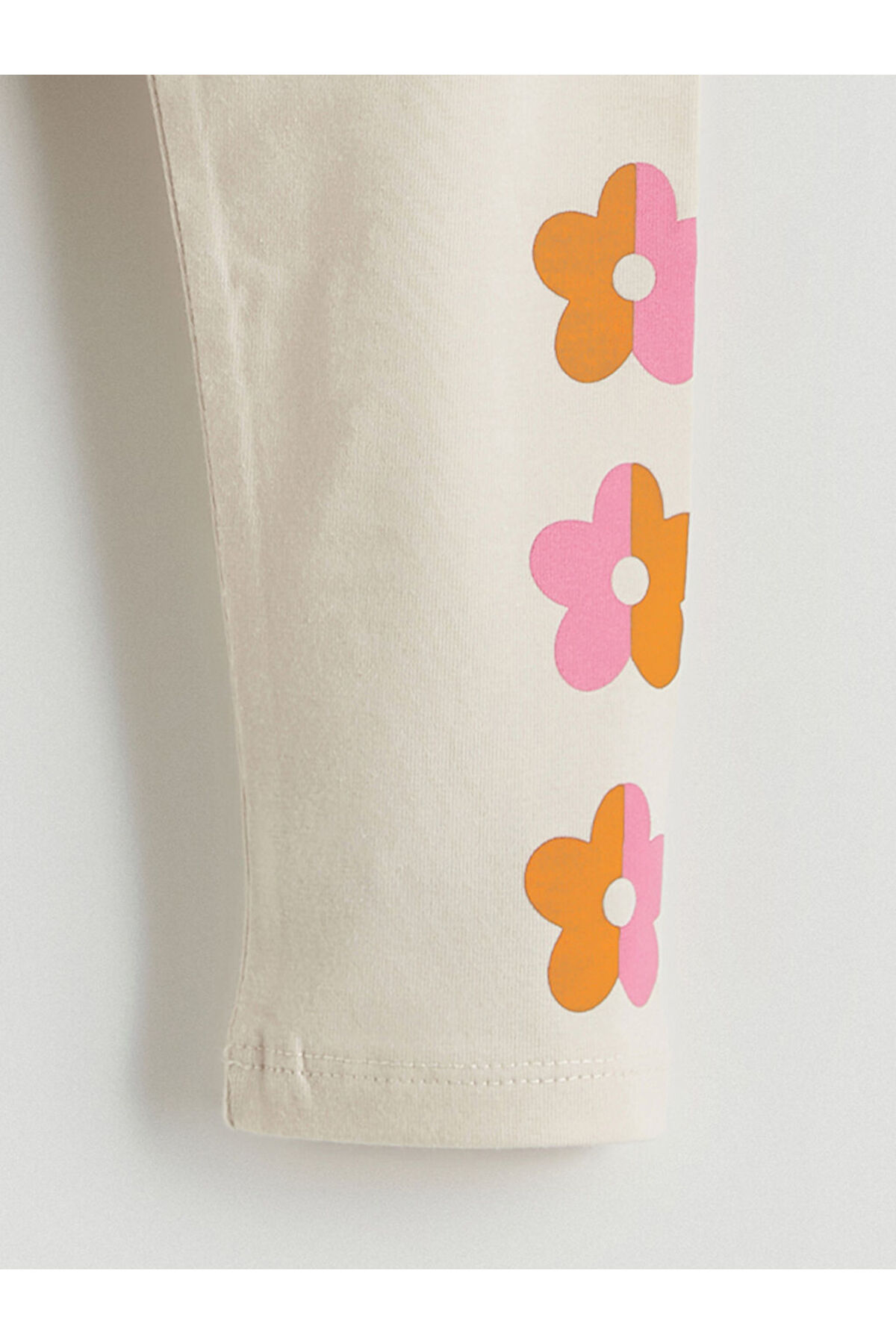 LC Waikiki Bej Beli Lastikli Çiçekli Kız Çocuk Tayt fotoğrafı 2 (önizleme)