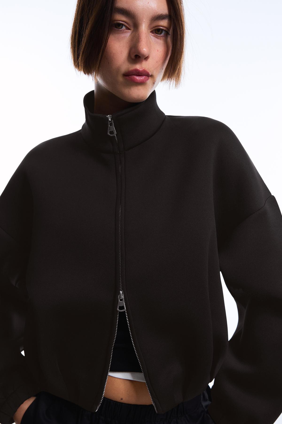 Bershka  Balon kesim sentetik kauçuk kumaş fermuarlı sweatshirt - Görsel 4