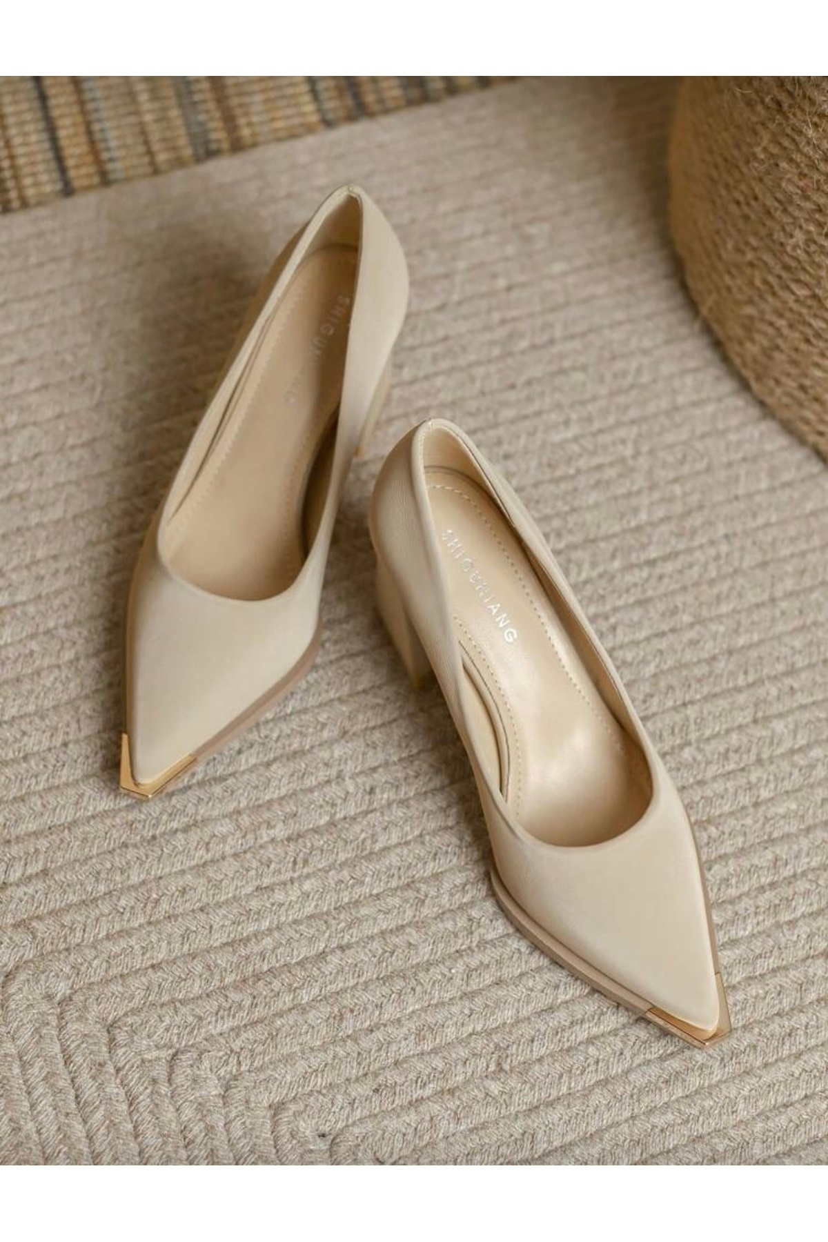 ELEVAM  Sivri Burunlu, Zarif Minimalist Tasarımlı Kadın Topuklu Ayakkabı, Kalın Topuklu - Görsel 3