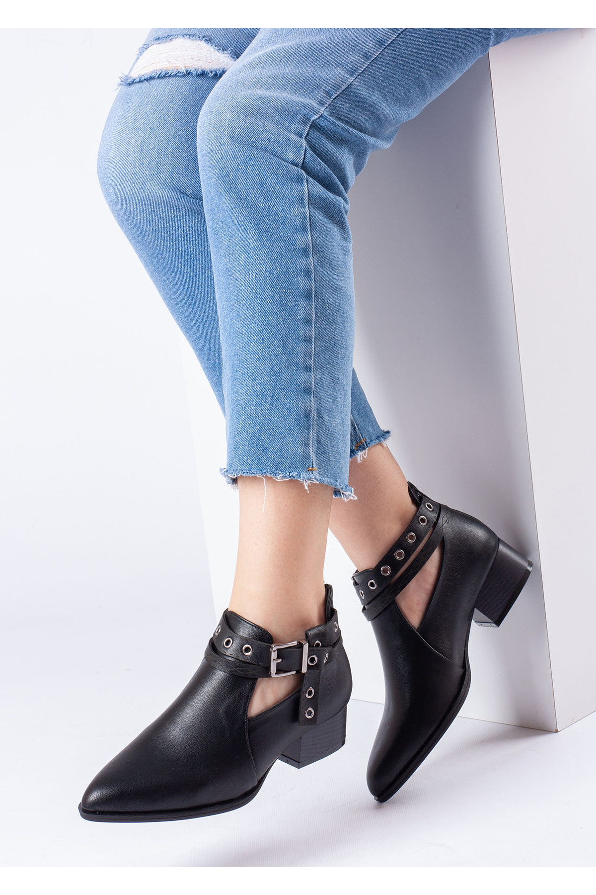Defne Trend Store Vera Kadın Siyah Deri Ayakkabı Tokalı Bilekten Bantlı Arkadan Fermuar Günlük Rahat Kısa Bot Topuklu görsel 4
