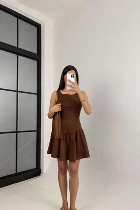 YVONNE Kahverengi Kolsuz Mini Elbise – Belden Oturan Fırfırlı Etekli Günlük E...