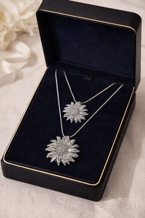 Veloura Zirkon Taşlı Çift Katmanlı Çiçek Kolye – Işıltılı Gümüş Zarif Kadın K...