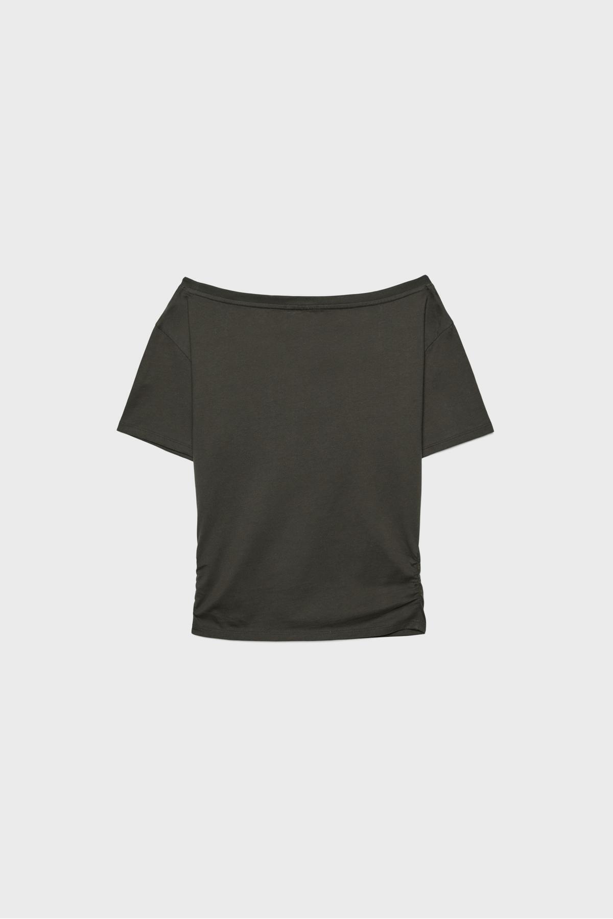 Stradivarius  Kısa kollu, kayık yaka, büzgülü t-shirt - Görsel 7
