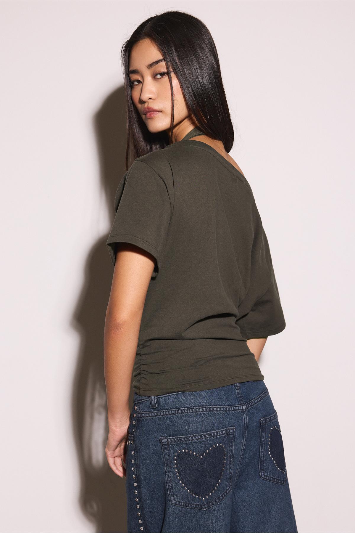 Stradivarius  Kısa kollu, kayık yaka, büzgülü t-shirt - Görsel 5