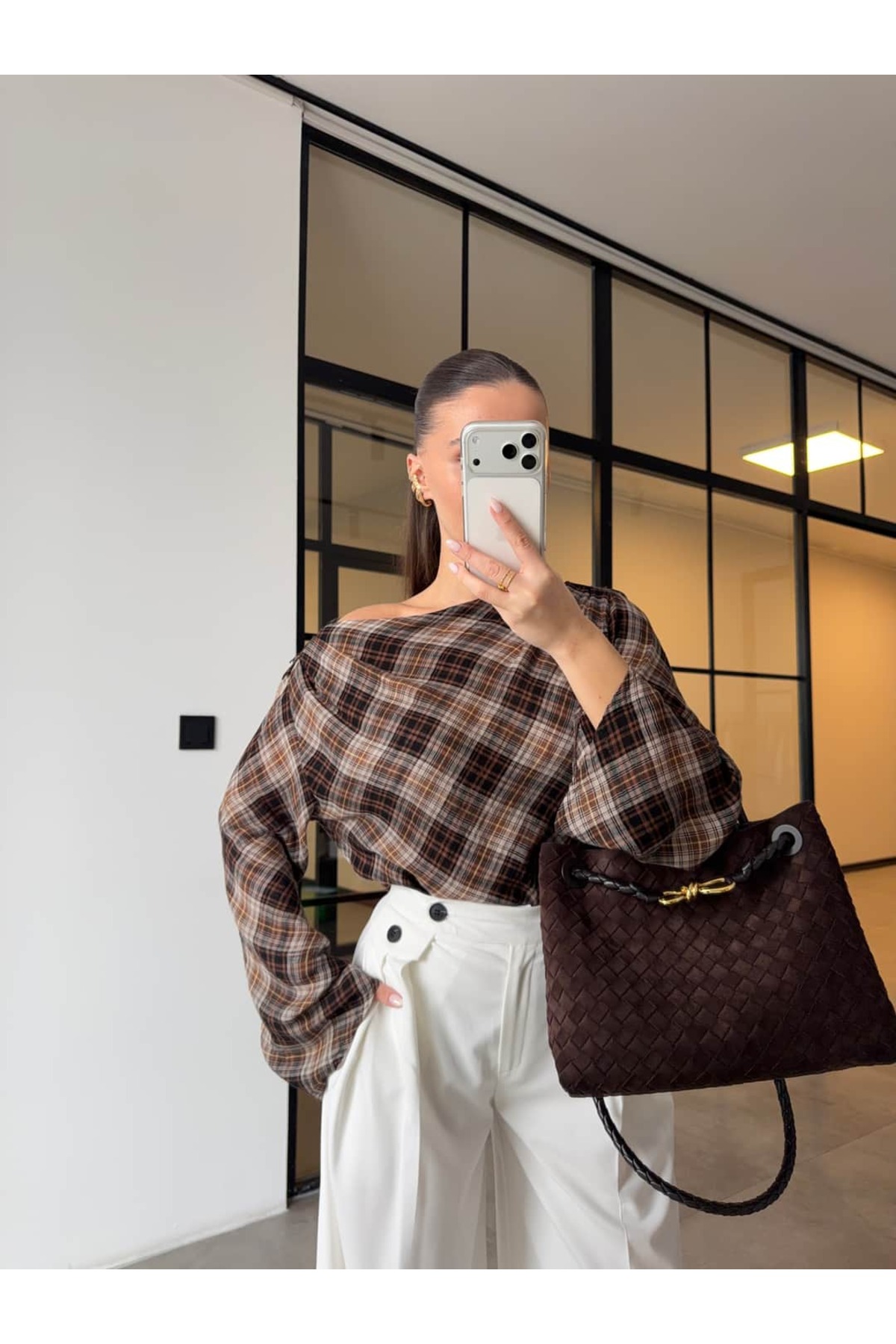 BB Bensu Buyruk  KAYIK YAKA EKOSE BLUZ KAHVE