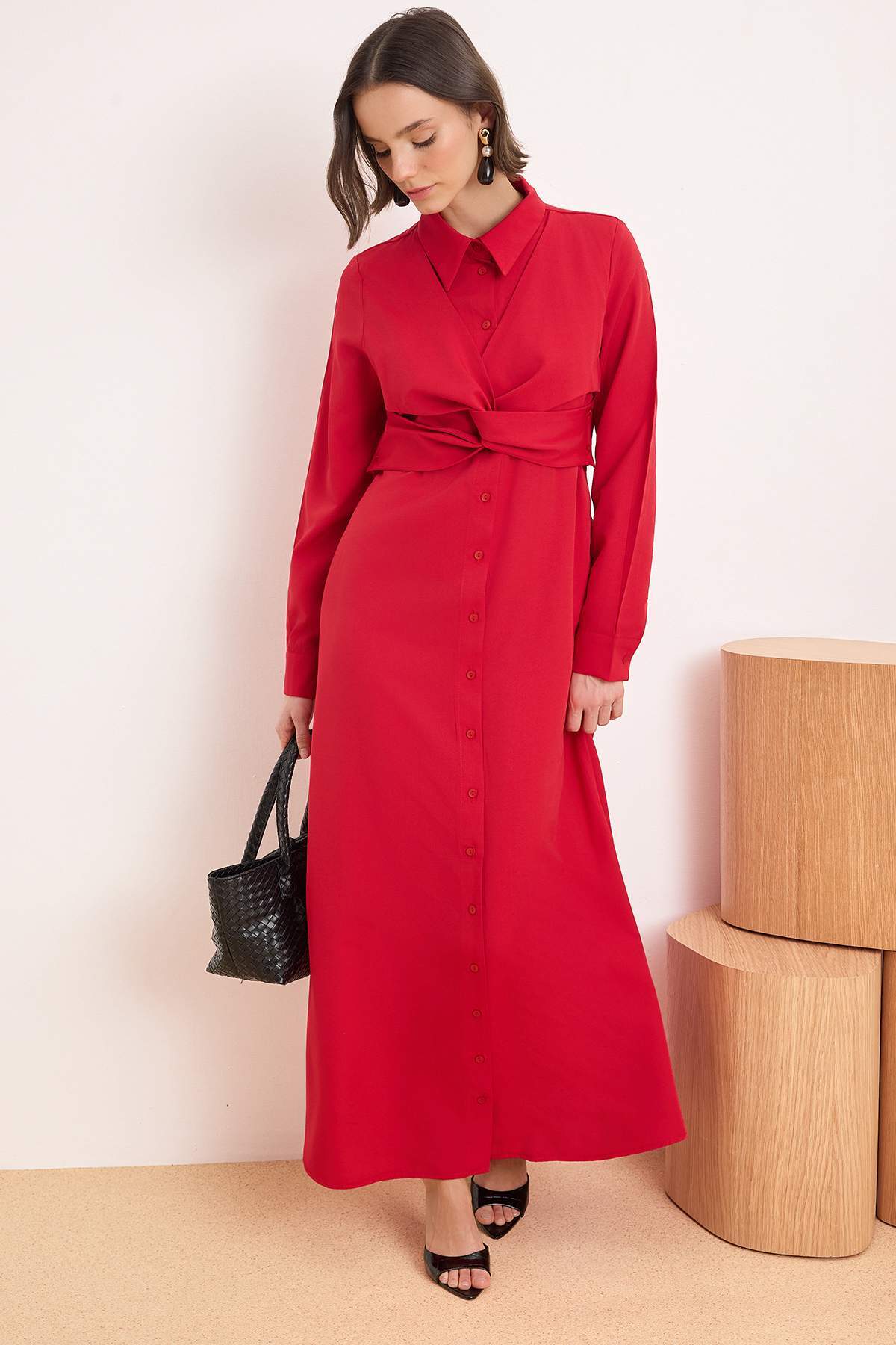 Trendyolmilla Modest Kırmızı Kruvaze Bağlama Detaylı Astarsız Maxi Pamuklu Dokuma Tesettür Elbise TCTSS26EB00095