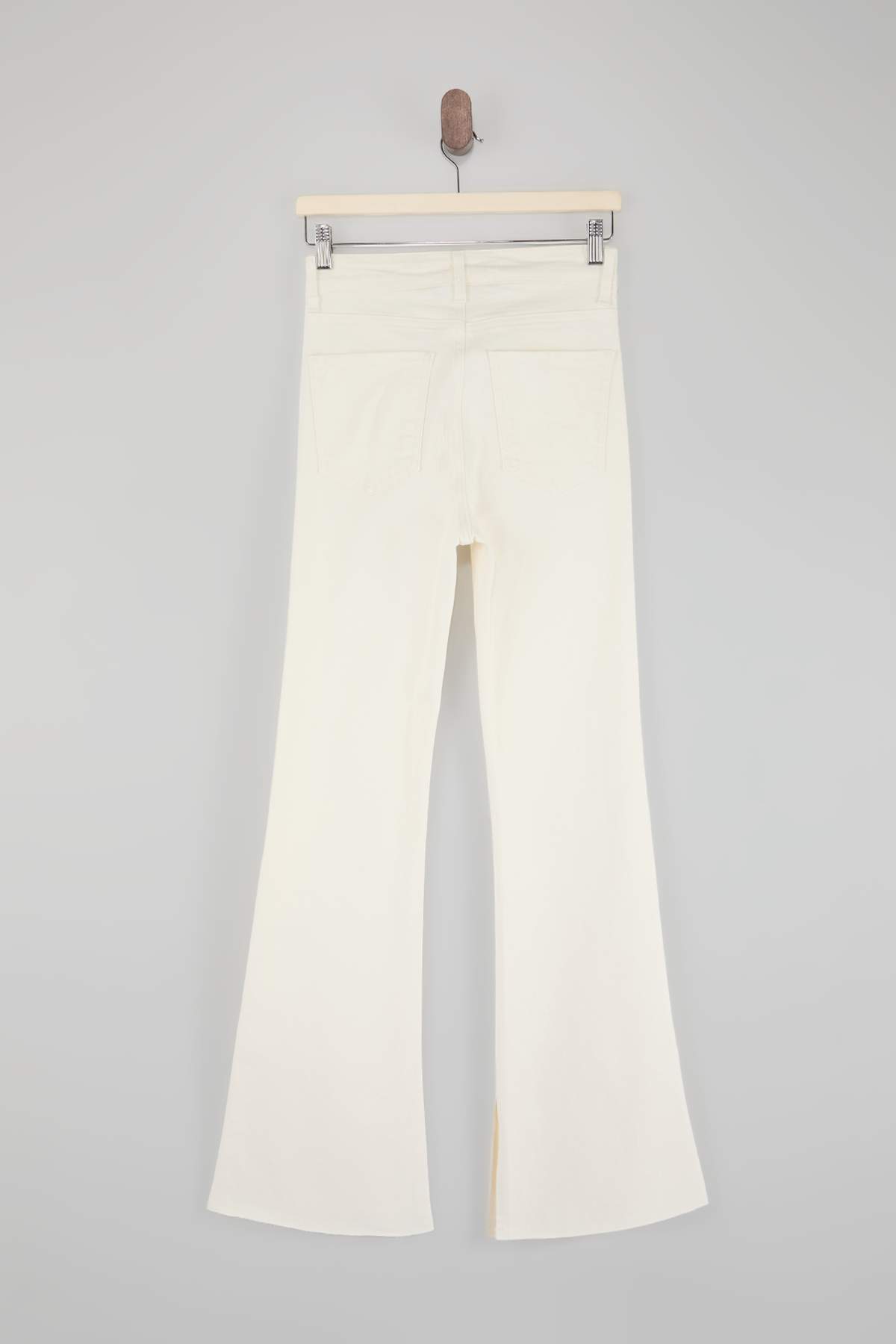 Trendyolmilla  Beyaz Yırtmaç Detaylı Yüksek Bel Comfort/Esnek Flare İspanyol Paça Jeans TWOAW26JE00022 - Görsel 6