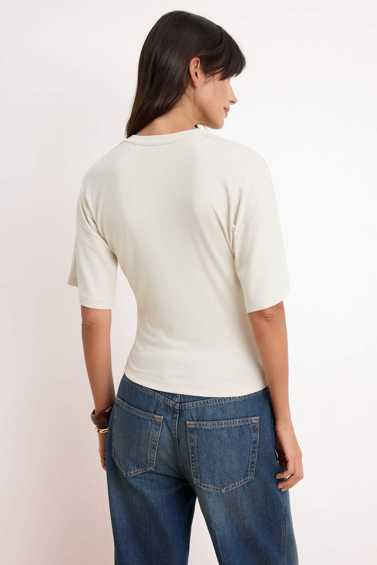 Trendyolmilla  Taş Fitted/Bele Oturan Düşük Kol Truvakar Yumuşak Örme T-Shirt TWOSS26TS00060 - Görsel 4