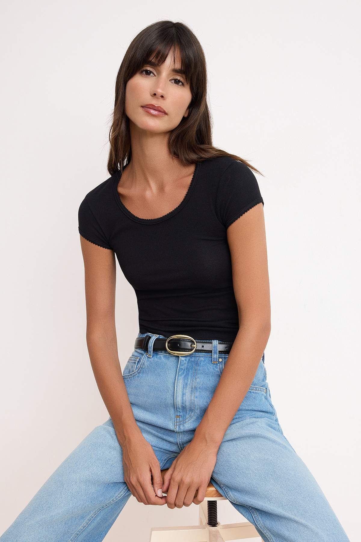 Trendyolmilla Siyah Fitted/Vücuda Oturan Havuz Yaka Aksesuar Detaylı Fitilli Esnek Örme Bluz TWOSS26BZ00643