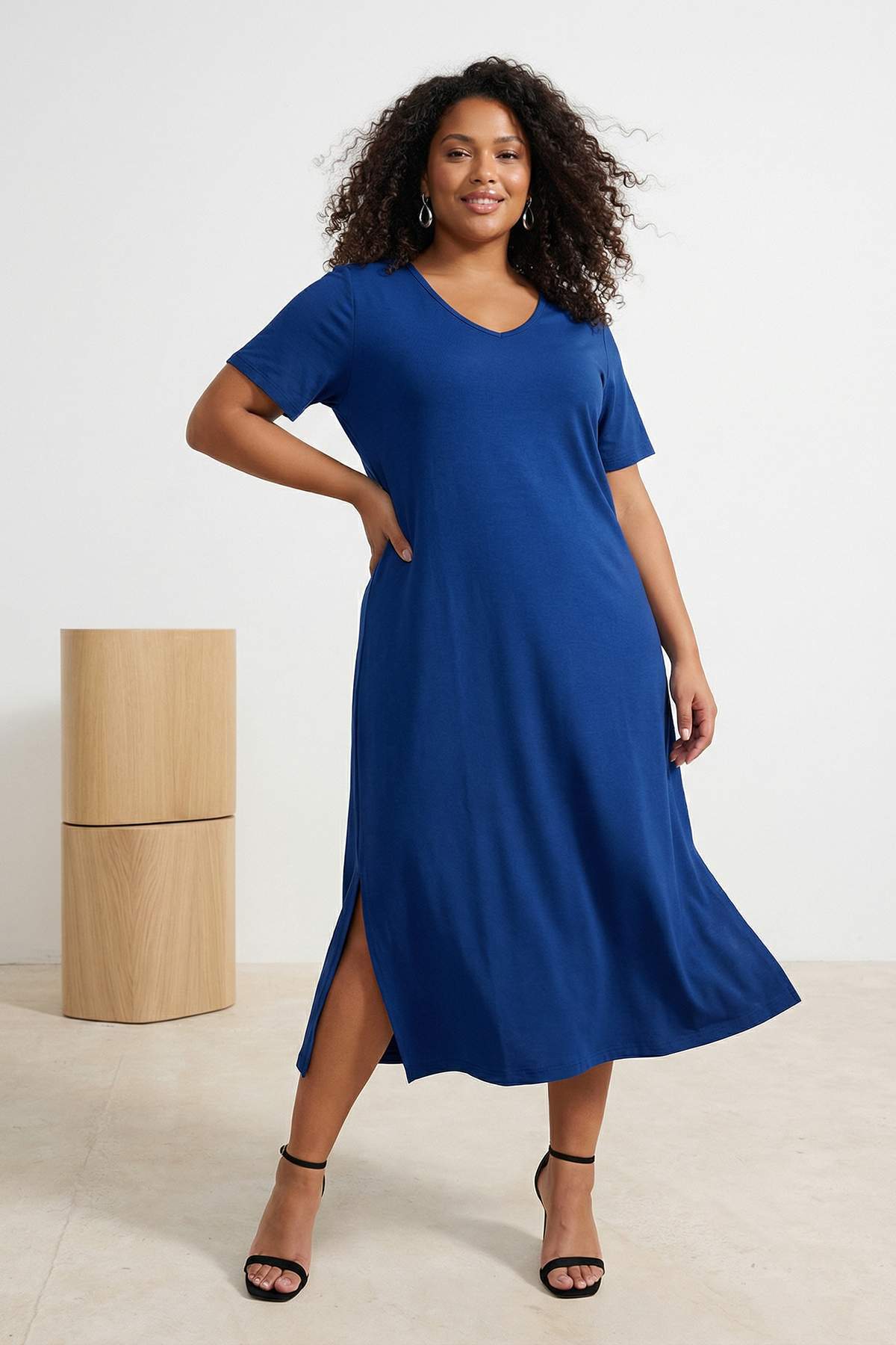 Trendyol Curve Marineblaues, gestricktes Kleid mit V-Ausschnitt und Schlitz a...