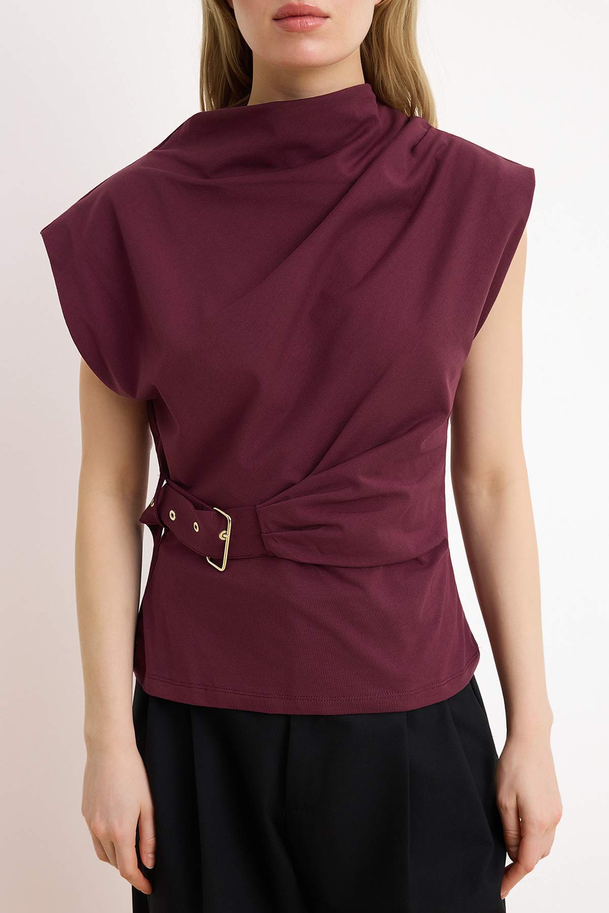 Trendyolmilla  Bordo Düz Fitted Bisiklet Yaka Kolsuz Kemerli Scuba Krep Örme Bluz TWOSS26BZ00145 - Görsel 3