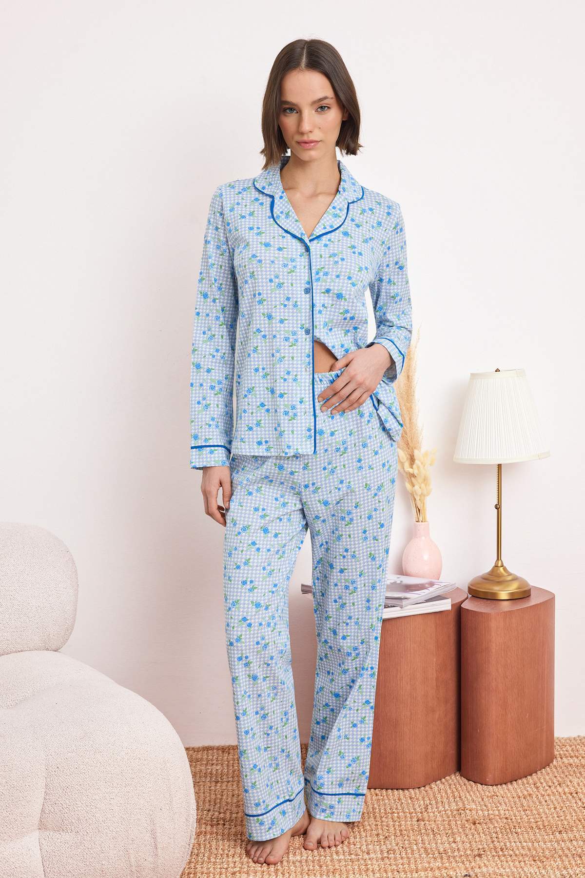 Trendyol Kollektion Hellblaues Pyjama-Set aus 100 % Baumwolle mit Blumenmuste...