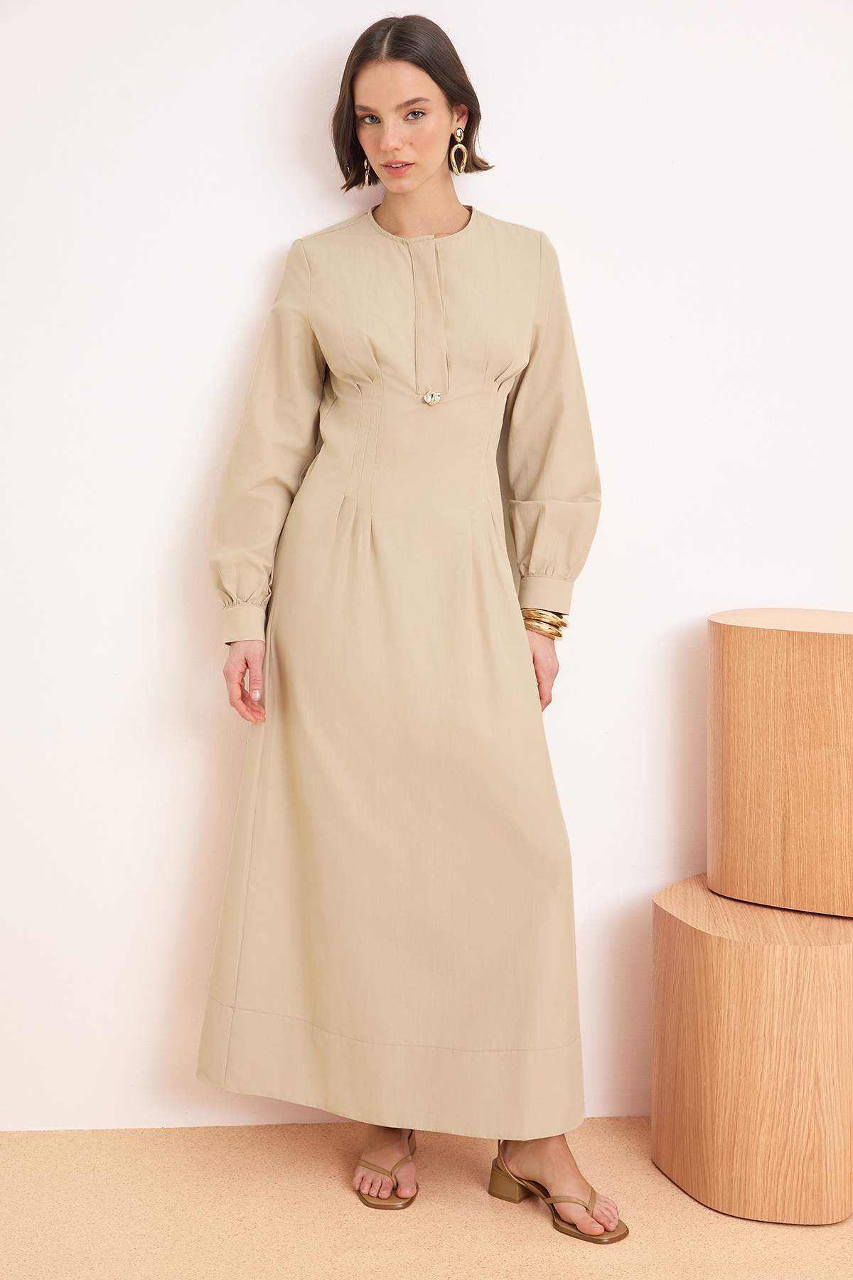 Trendyolmilla Modest Taş Plise Detaylı Gümüş Aksesuarlı Pamuklu Dokuma Maxi Tesettür Elbise TCTSS26EB00073