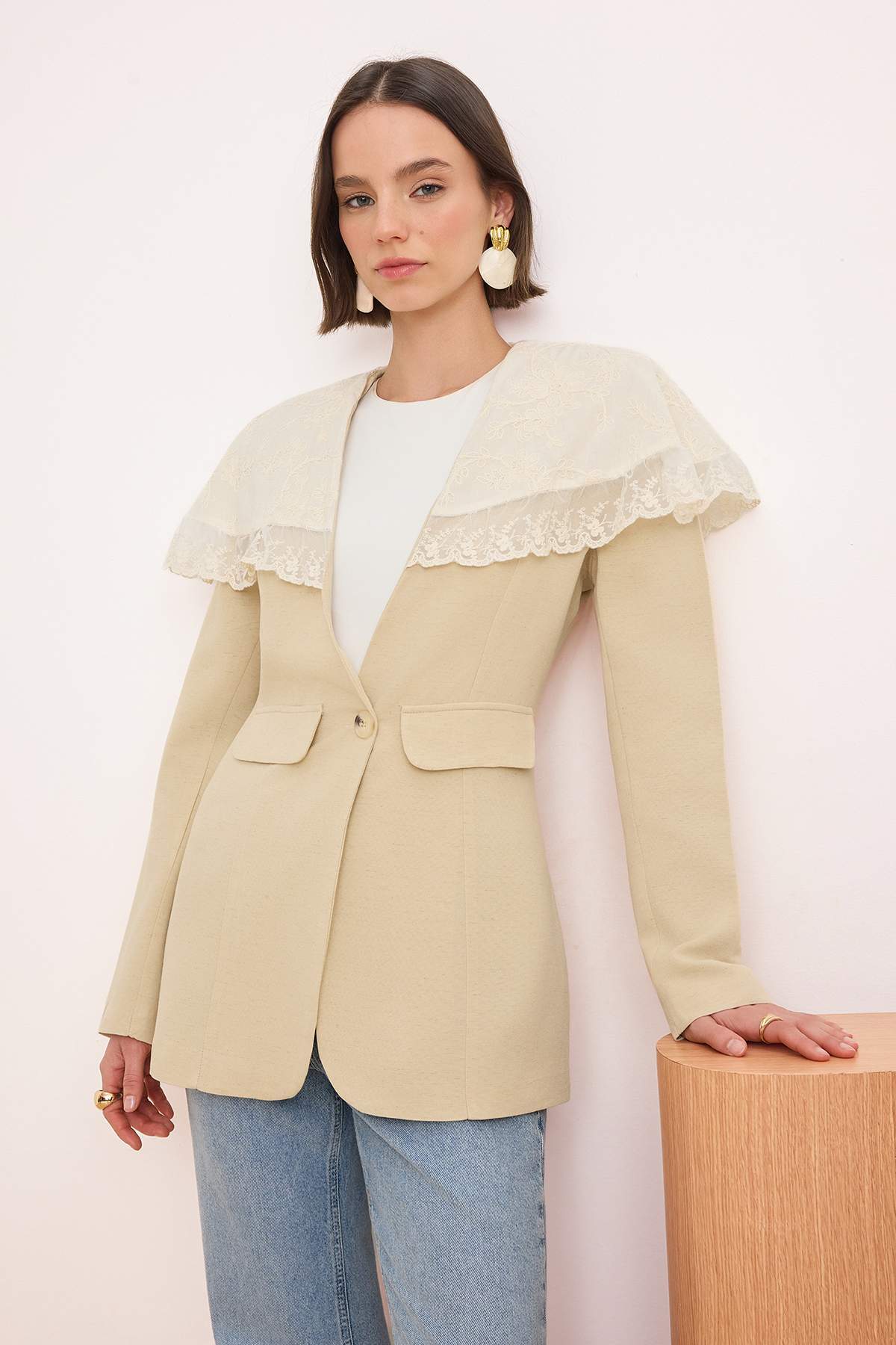 Trendyol Modest Béžová obyčajná čipka s ľanovým vzhľadom. Plášť s detailmi TC...