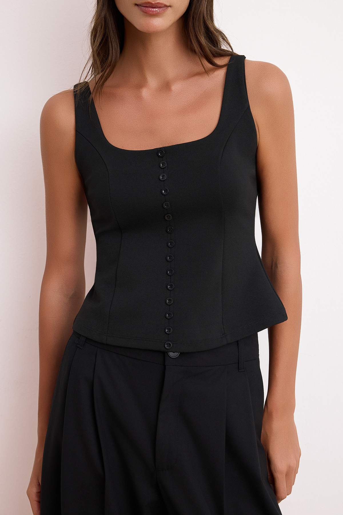 Trendyolmilla  Siyah Fitted/Vücuda Oturan Kare Yaka Düğmeli Kolsuz İnterlok Örme Bluz TWOSS26BZ00387 - Görsel 3