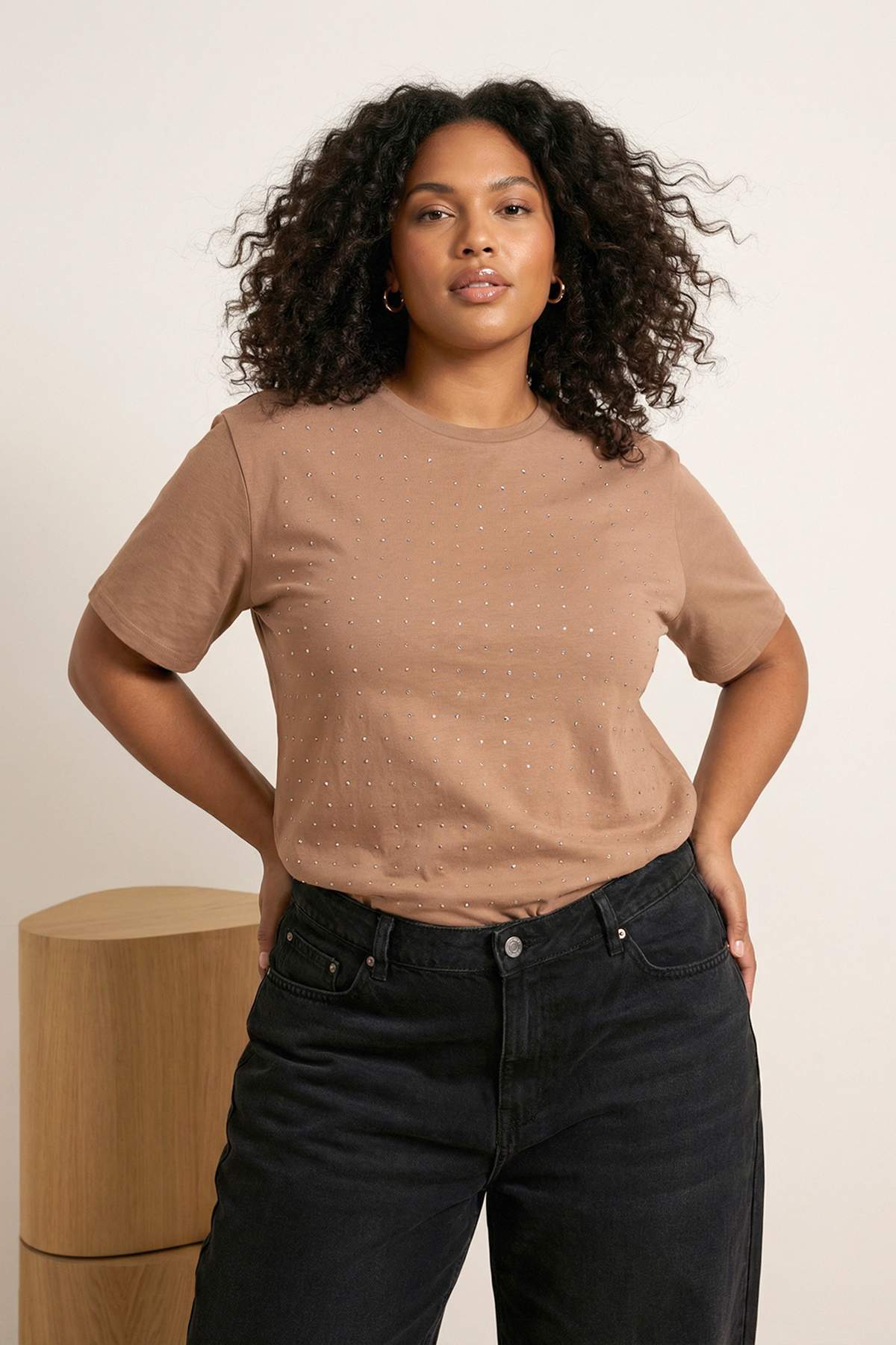 Trendyol Curve Braunes gestricktes T-Shirt in Übergröße mit Steindetails TBBS...