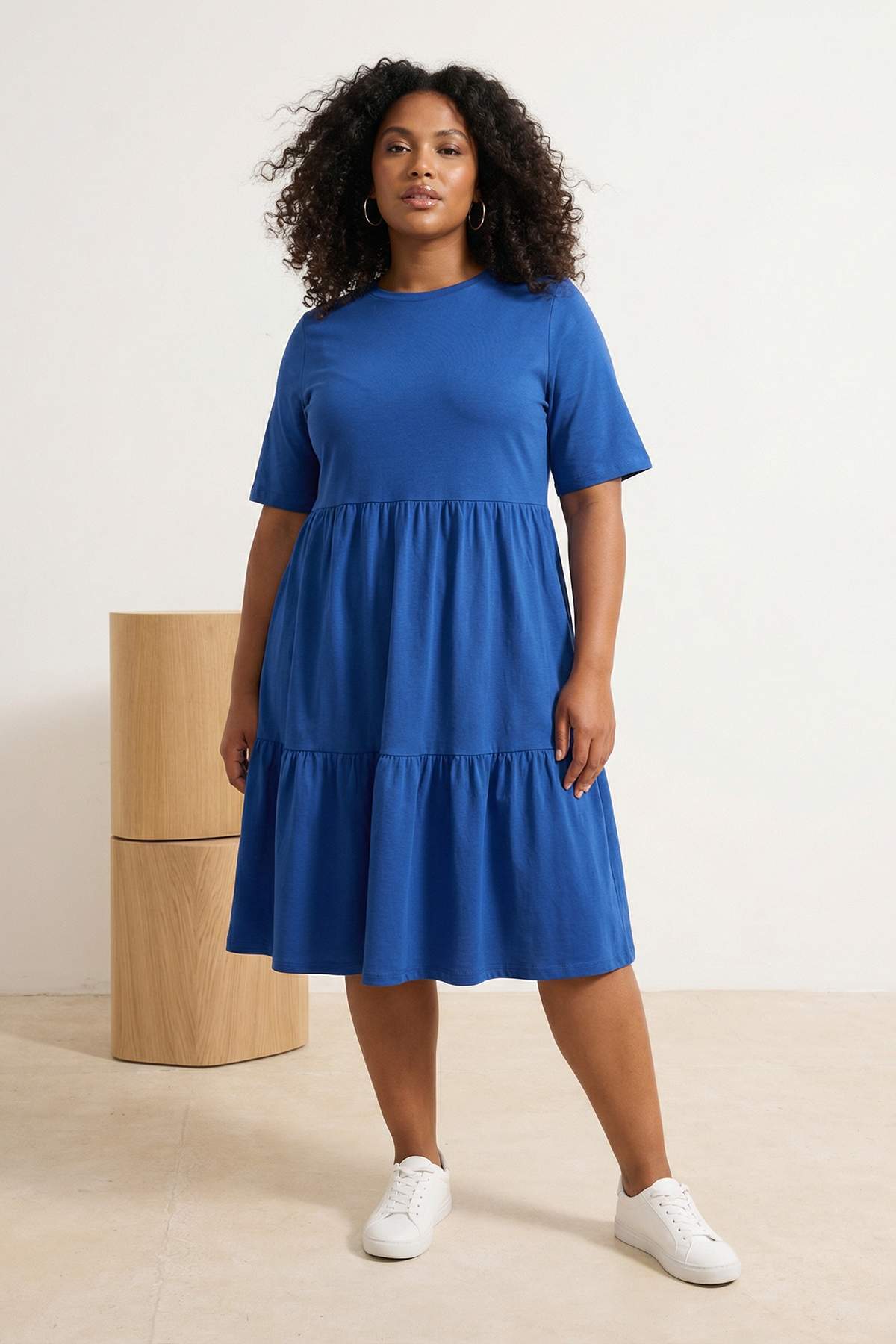 Trendyol Curve Marineblaues Strickkleid mit Rundhalsausschnitt und Volant aus...