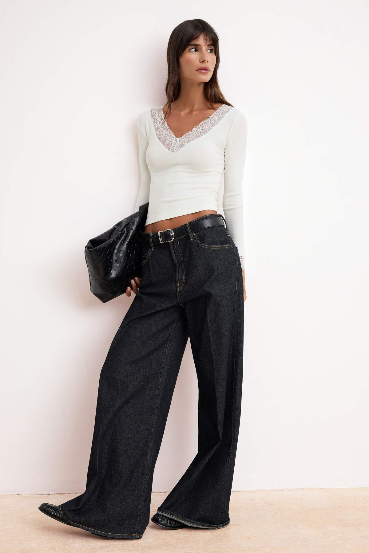 Trendyolmilla  Ekru Fitted/Vücuda Oturan V Yaka Dantel Detaylı Yumuşak Örme Bluz TWOSS26BZ00637 - Görsel 2