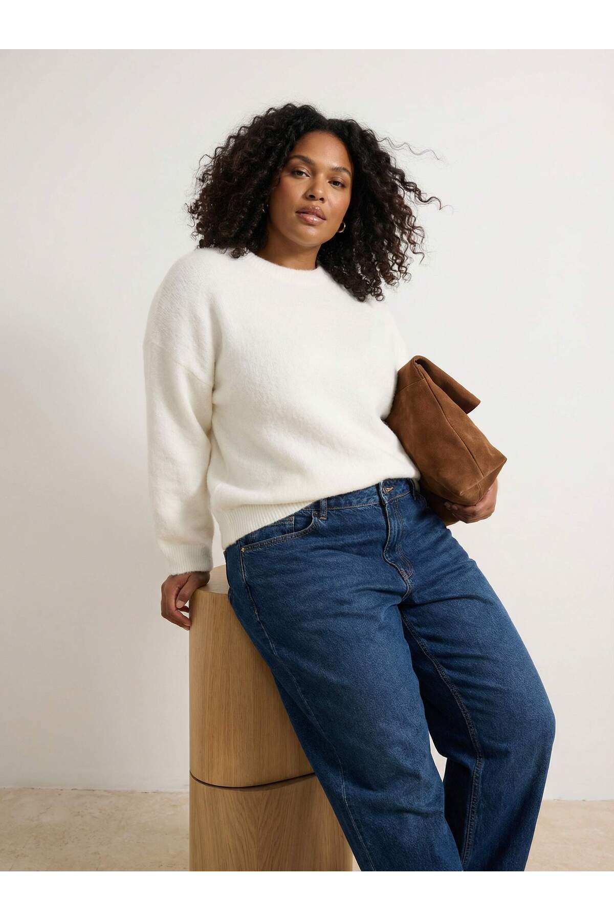 Trendyolmilla Curve Wardrobe Essentials Ekru Yumuşak Dokulu Geniş Kalıp Basic Triko Kazak TBBAW26AN00066