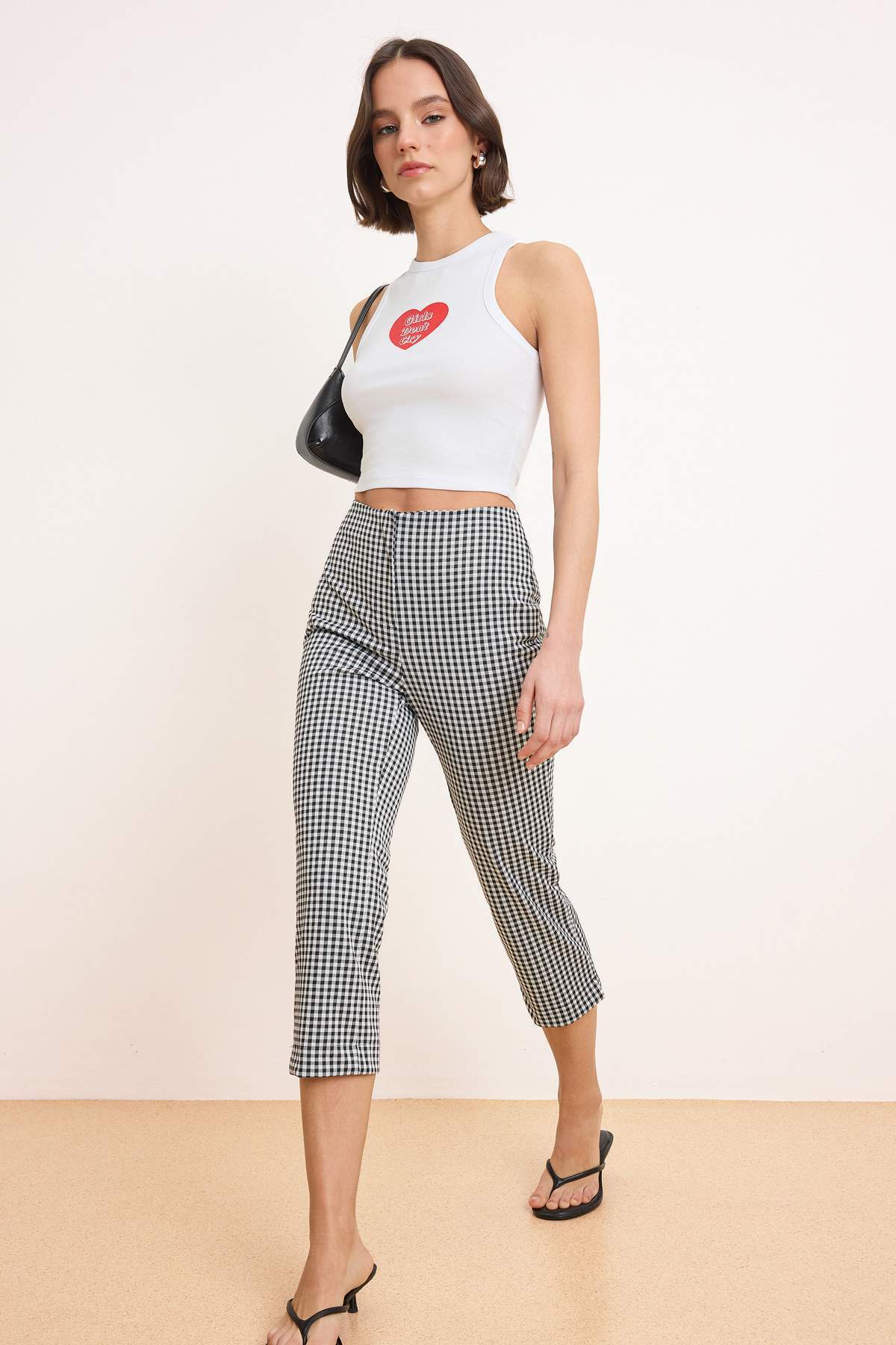 Trendyolmilla  Siyah Ekose Culotte Fit Normal Bel Boru Paça Kapri Jakarlı Örme Pantolon TWOSS26PL00064 - Görsel 2