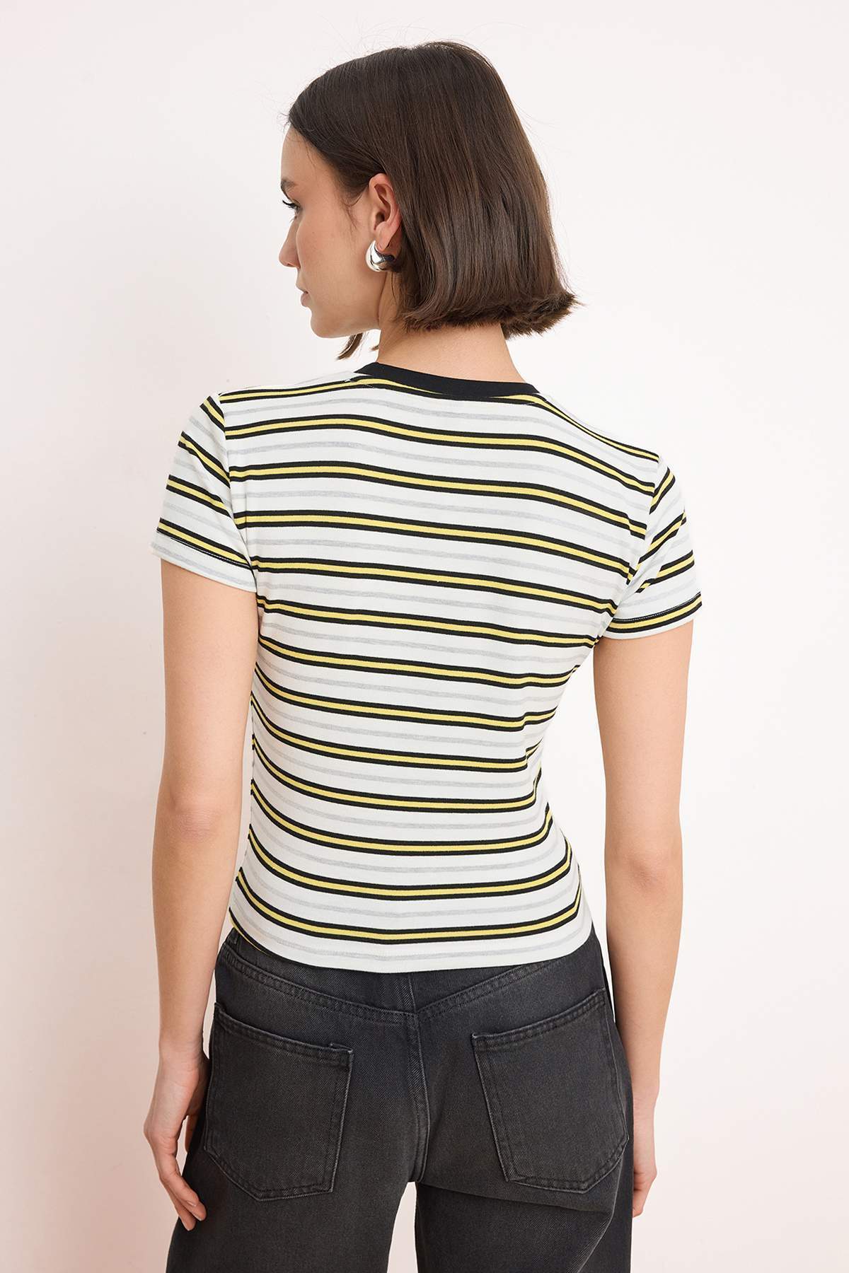 Trendyolmilla  Çok Renkli Çizgili Fitted/Vücuda Oturan Kısa Kollu Yumuşak Örme T-Shirt TWOSS26TS00146 - Görsel 4