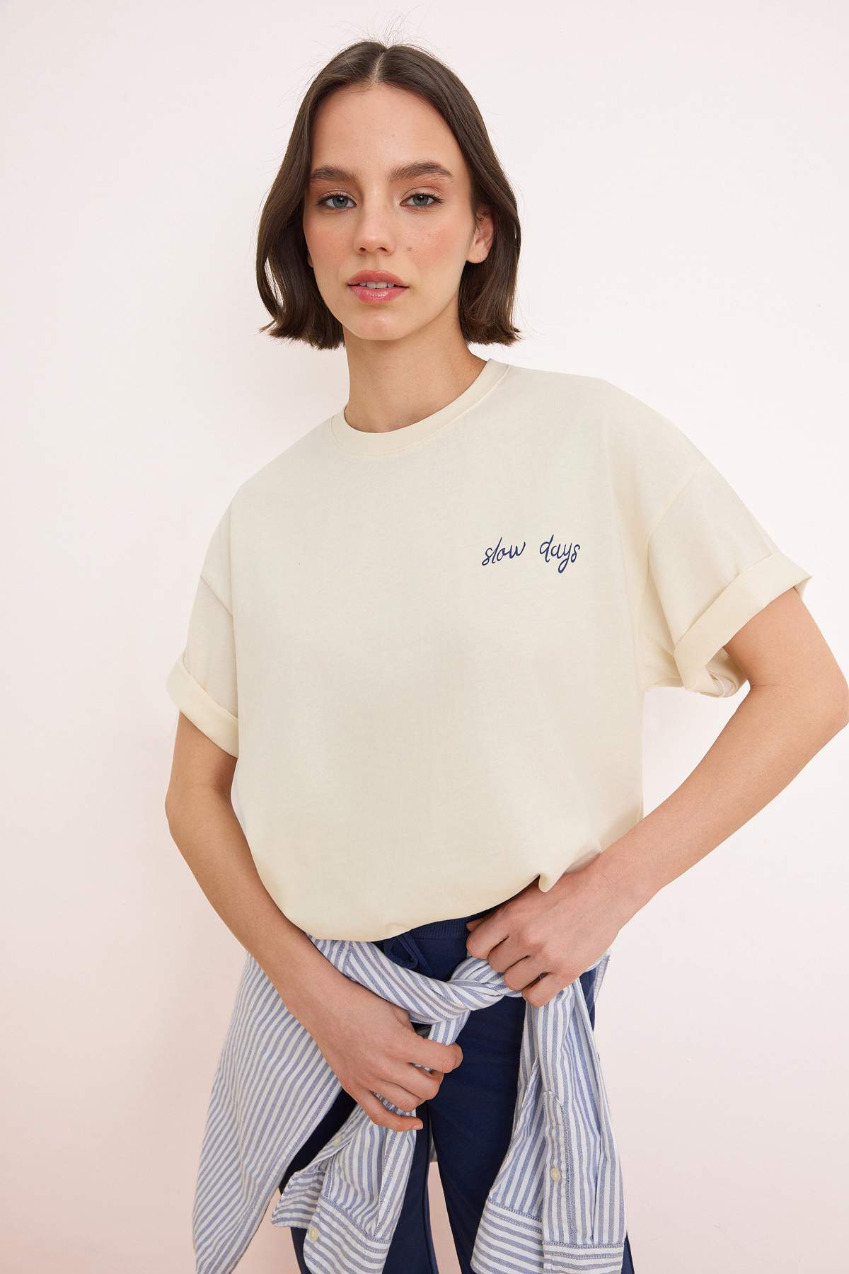 Trendyolmilla  Ekru Slogan Oversize Bisiklet Yaka Kısa Sırt Baskılı Uzun Tok %100 Pamuk Örme T-Shirt TWOSS26TS00089 - Görsel 4