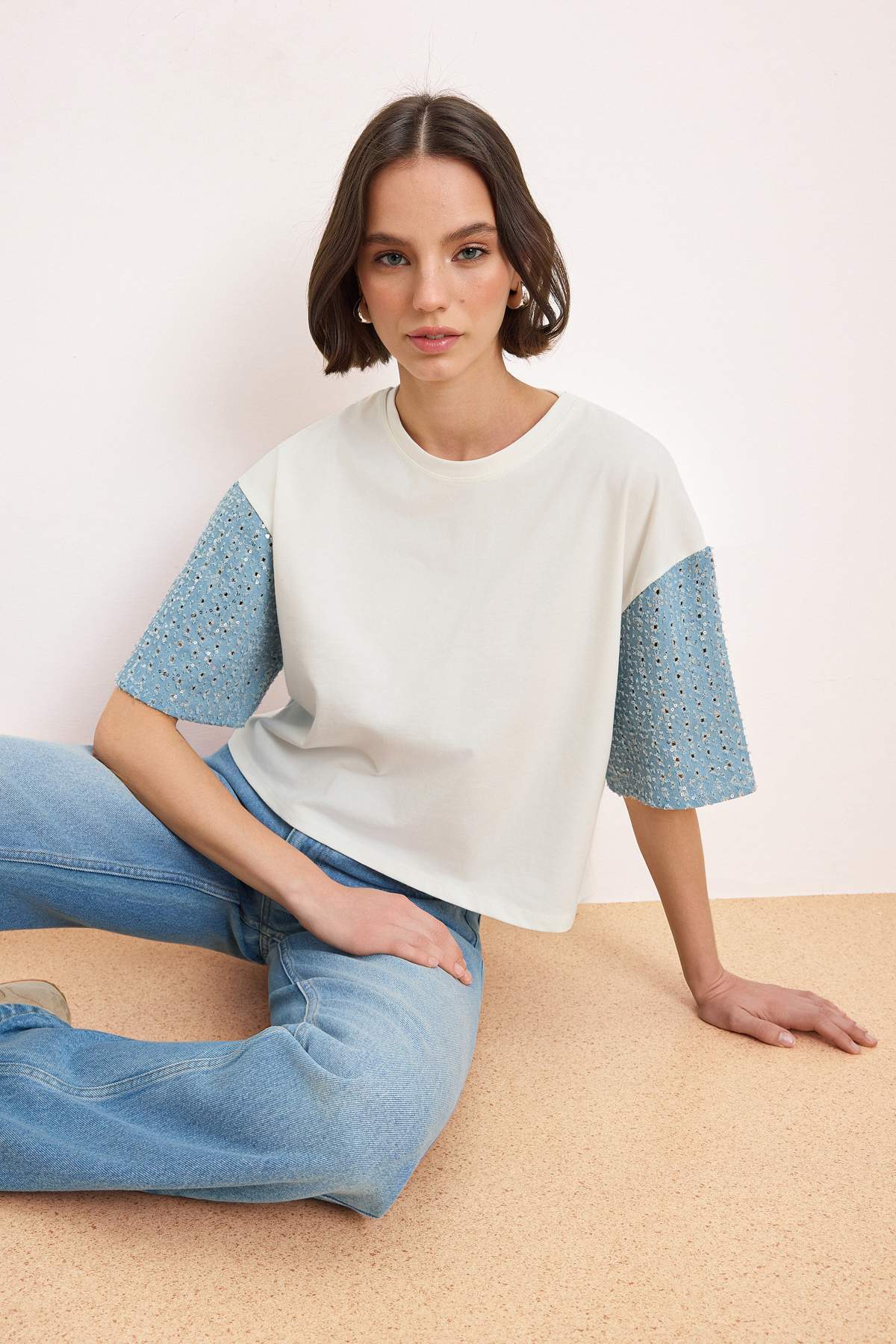 Trendyolmilla  Ekru Renk Bloklu Regular Bisiklet Yaka Dokuma Detaylı Pamuk Karışımlı Örme T-Shirt TWOSS26TS00223