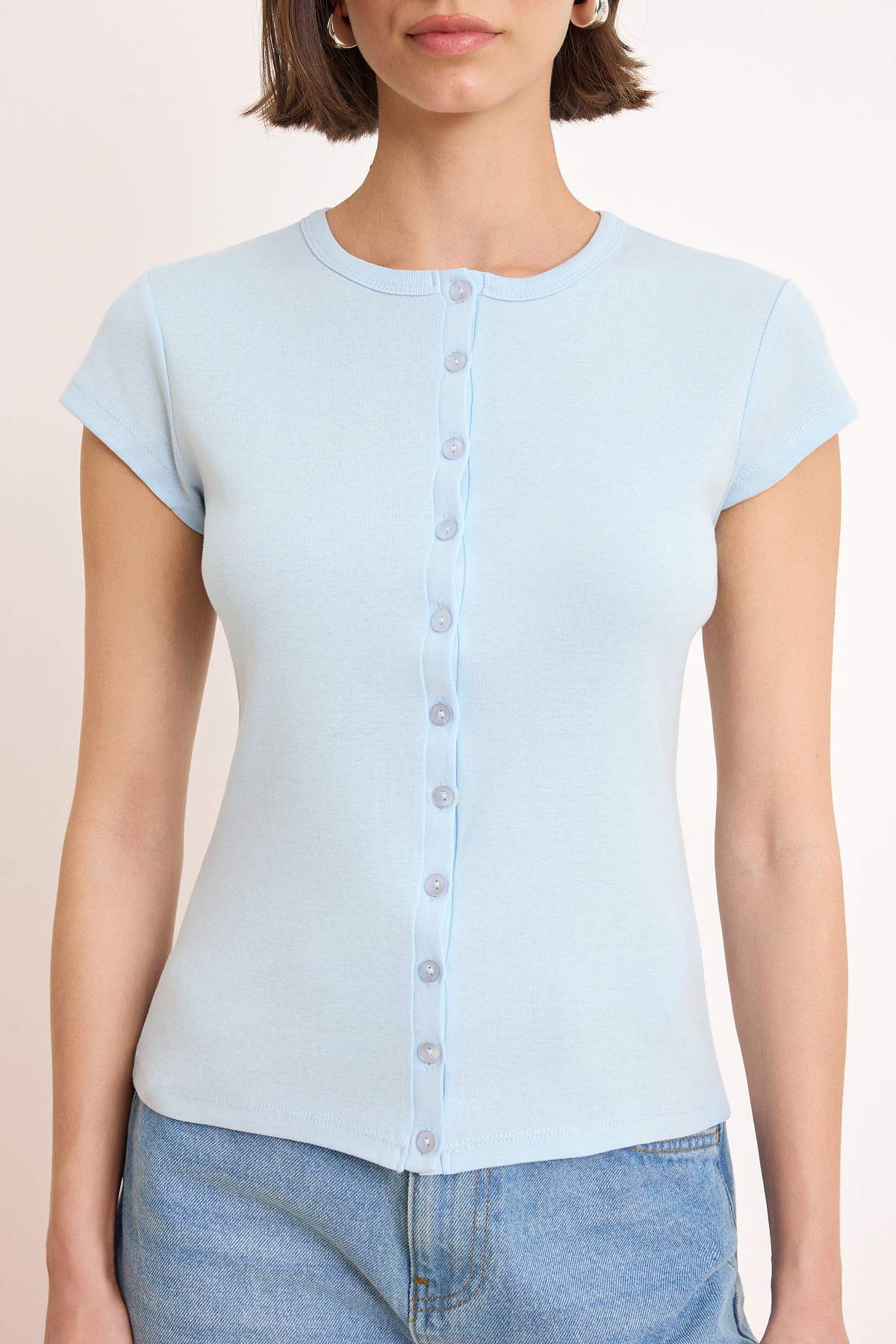 Trendyolmilla  Açık/Bebe Mavi Düğmeli Fitted/Vücuda Oturan Örme Bluz TWOSS25BZ00281 - Görsel 3