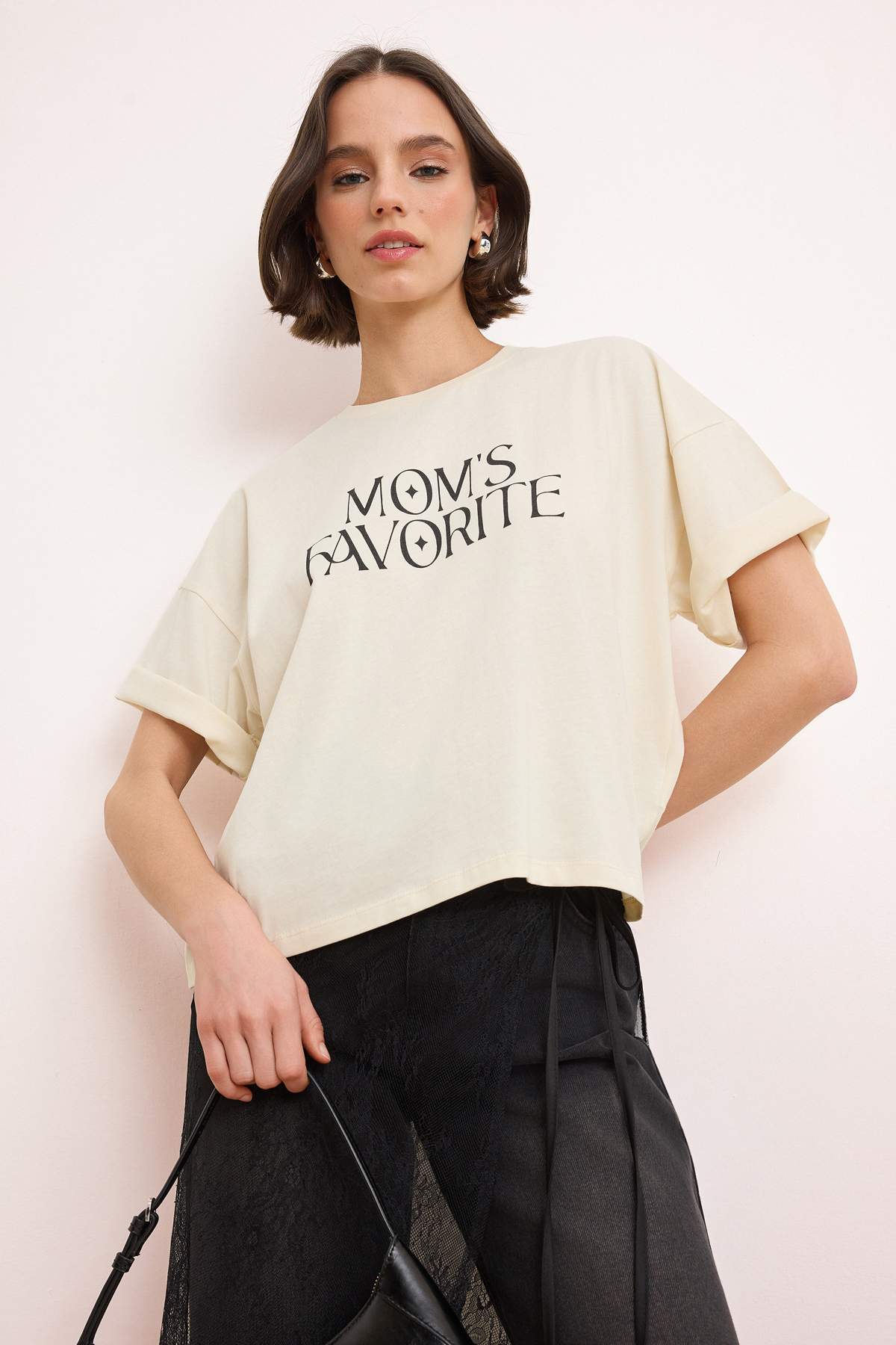 Trendyolmilla Taş Slogan Boxy Fit Düşük Kol Kısa Kollu Tok %100 Pamuk Örme T-Shirt TWOSS26TS00081