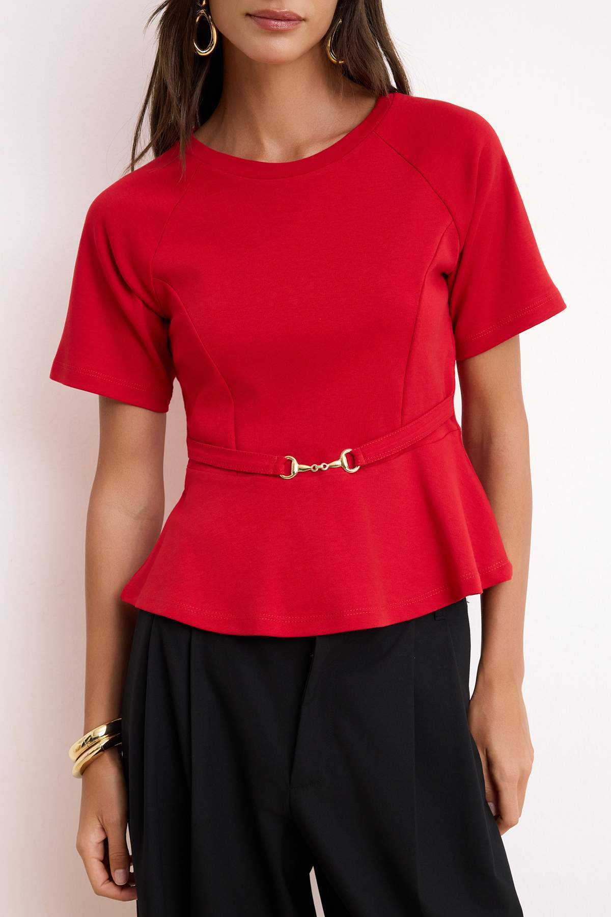 Trendyolmilla  Kırmızı Peplum Reglan Kol Kısa Kollu Aksesuar Detaylı İnterlok Örme Bluz TWOSS26BZ00242 - Görsel 3