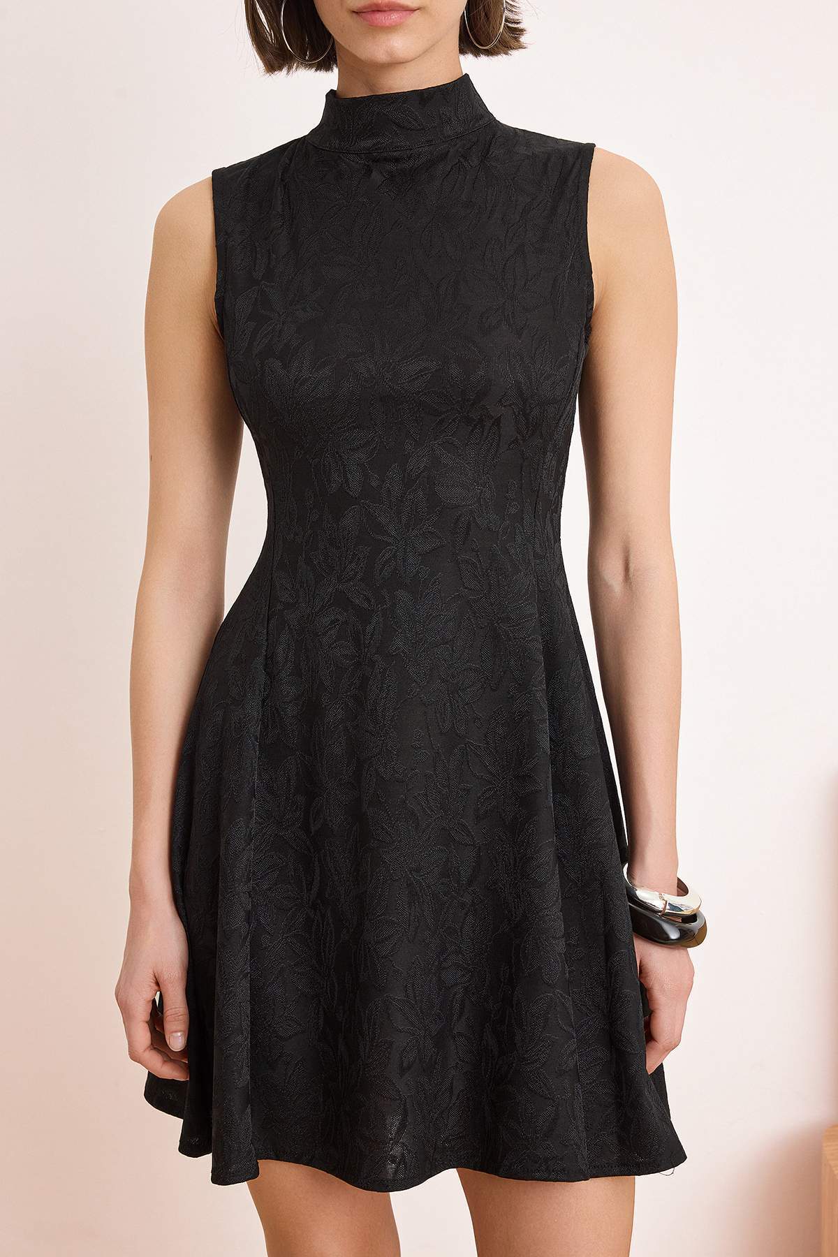 Trendyolmilla  Siyah Belden Açılan Dik Yaka Kolsuz Mini Dantel Örme Elbise TWOSS26EL00559 - Görsel 3