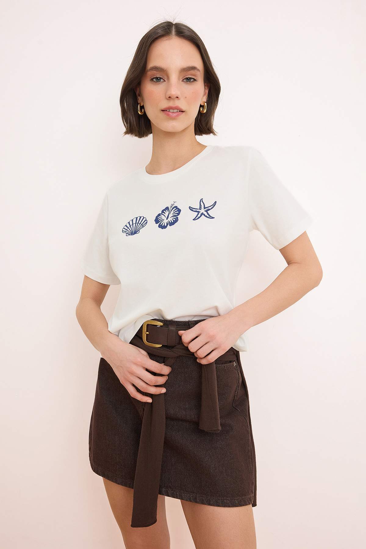 Trendyolmilla  Ekru Baskılı Regular/Normal Kalıp Kısa Kollu %100 Pamuk Örme T-Shirt TWOSS26TS00085