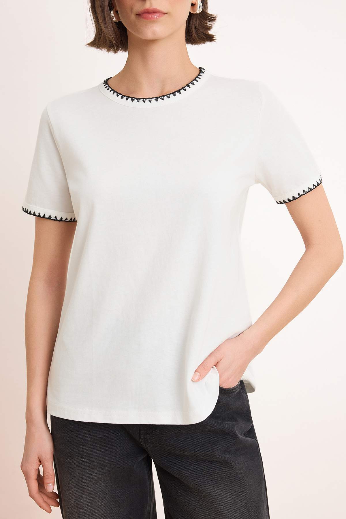 Trendyolmilla  Beyaz %100 Pamuk Kontrast Dikiş Detaylı Basic Bisiklet Yaka Örme T-Shirt TWOSS19AD0085 - Görsel 3