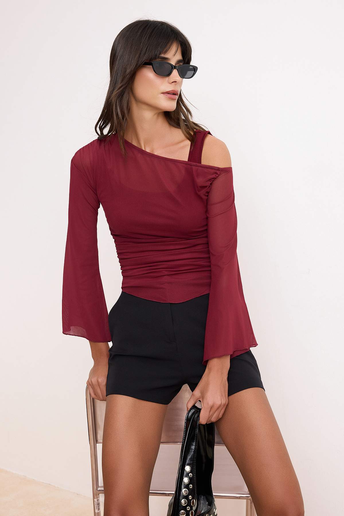 Trendyolmilla  Bordo Fitted/Vücuda Oturan Asimetrik Yaka Çift Görünümlü Büzgülü Tül Örme Bluz TWOSS26BZ00071 - Görsel 2