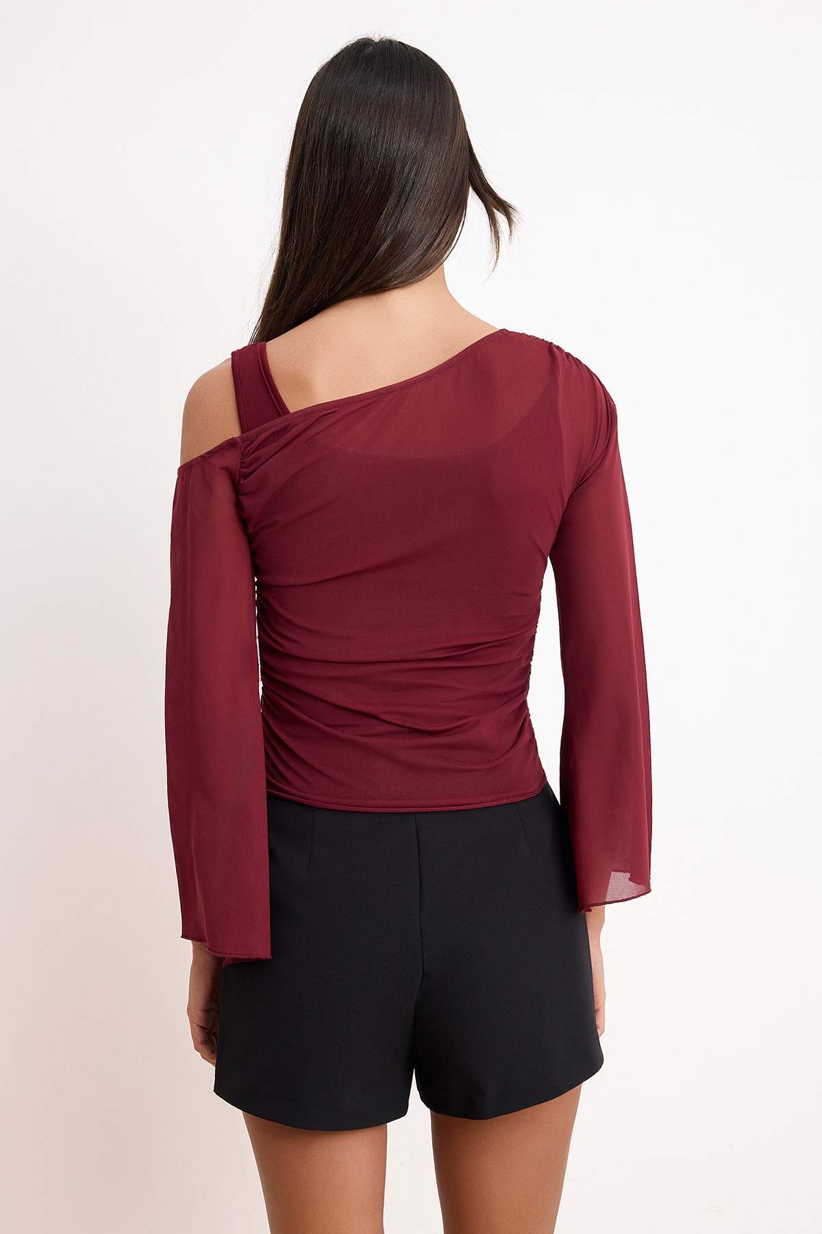 Trendyolmilla  Bordo Fitted/Vücuda Oturan Asimetrik Yaka Çift Görünümlü Büzgülü Tül Örme Bluz TWOSS26BZ00071 - Görsel 4