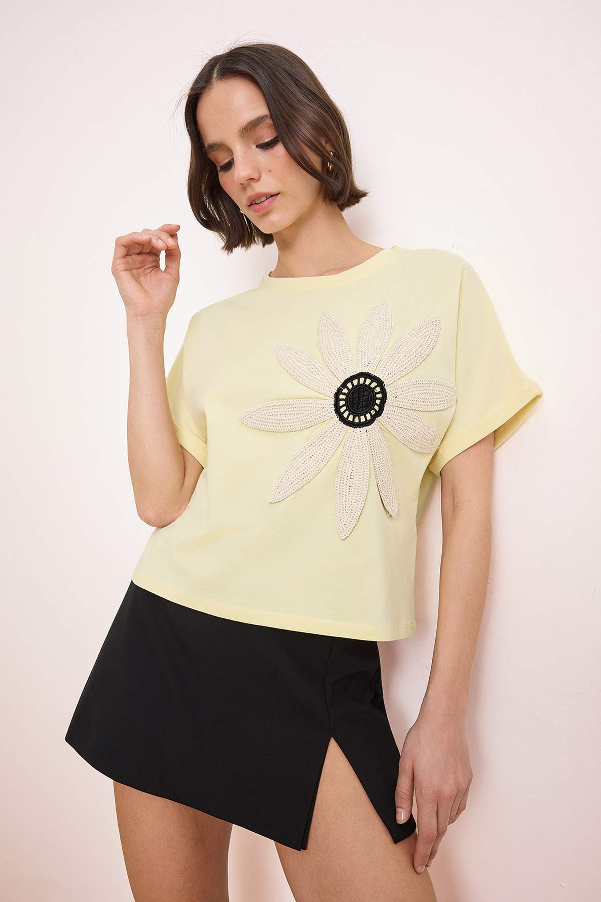 Trendyolmilla  Açık Sarı Çiçekli Regular/Normal Kalıp Kısa Kollu Tok %100 Pamuk Örme T-shirt TWOSS26TS00222 - Görsel 2