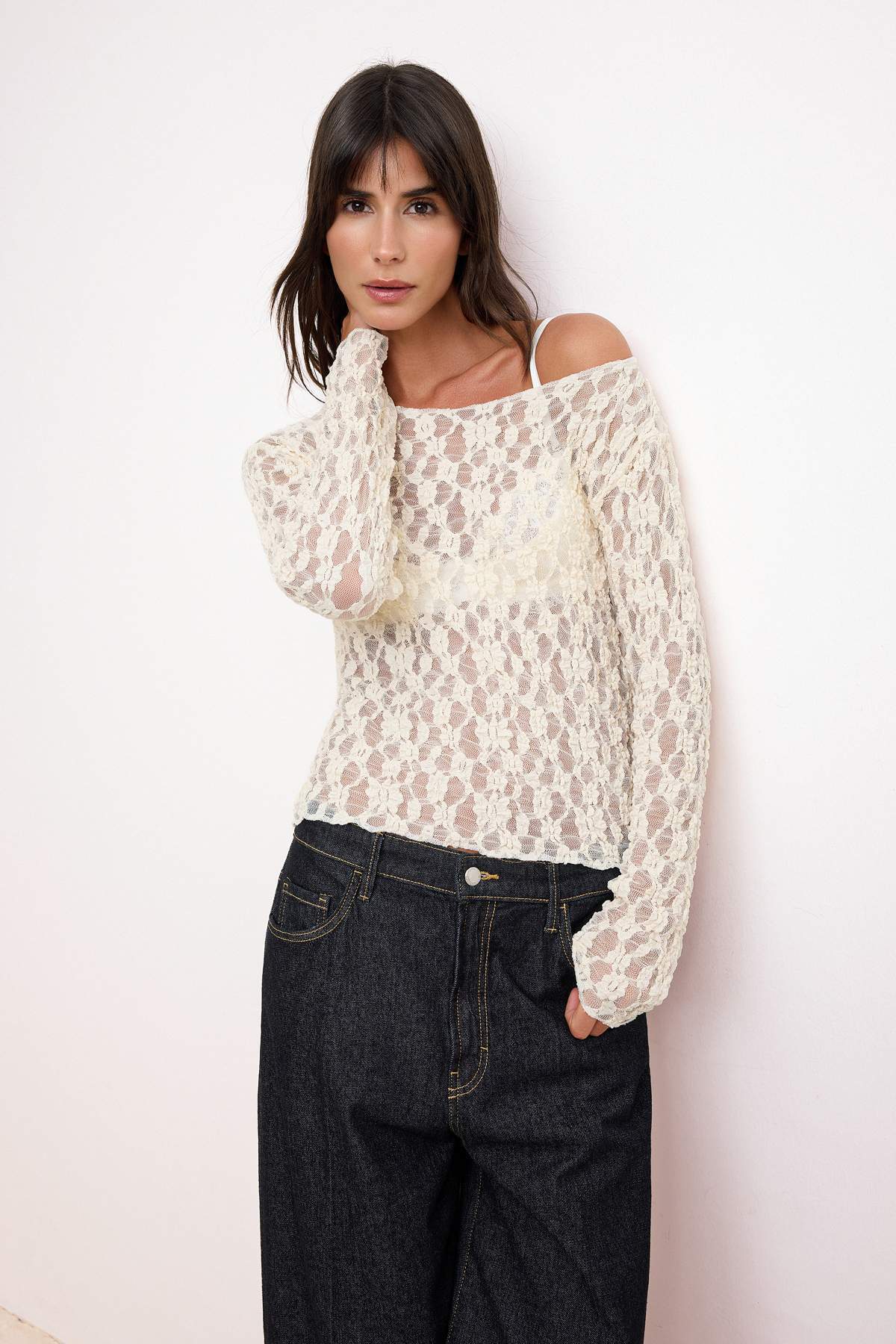 Trendyolmilla Ekru Fitted/Vücuda Oturan Kayık Yaka Uzun Kollu Dantel Örme Bluz TWOSS26BZ00638