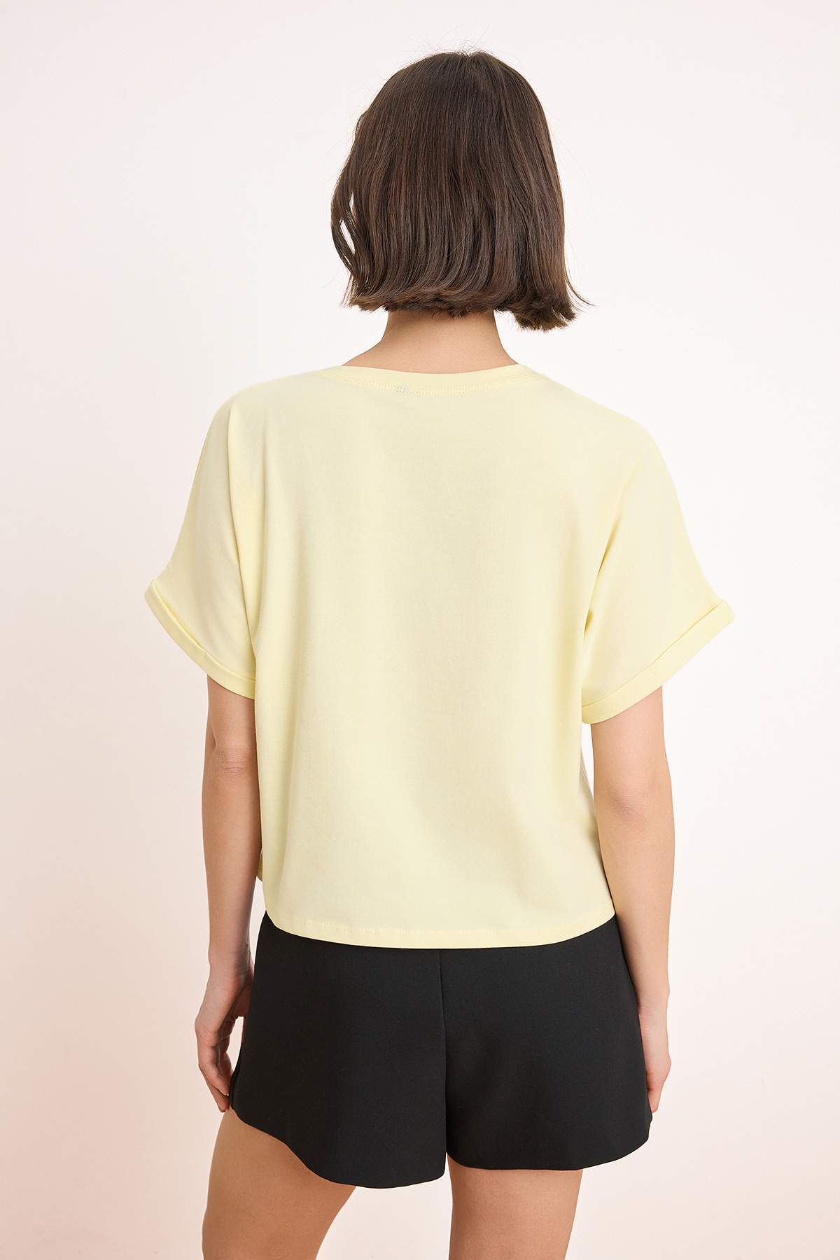 Trendyolmilla  Açık Sarı Çiçekli Regular/Normal Kalıp Kısa Kollu Tok %100 Pamuk Örme T-shirt TWOSS26TS00222 - Görsel 4