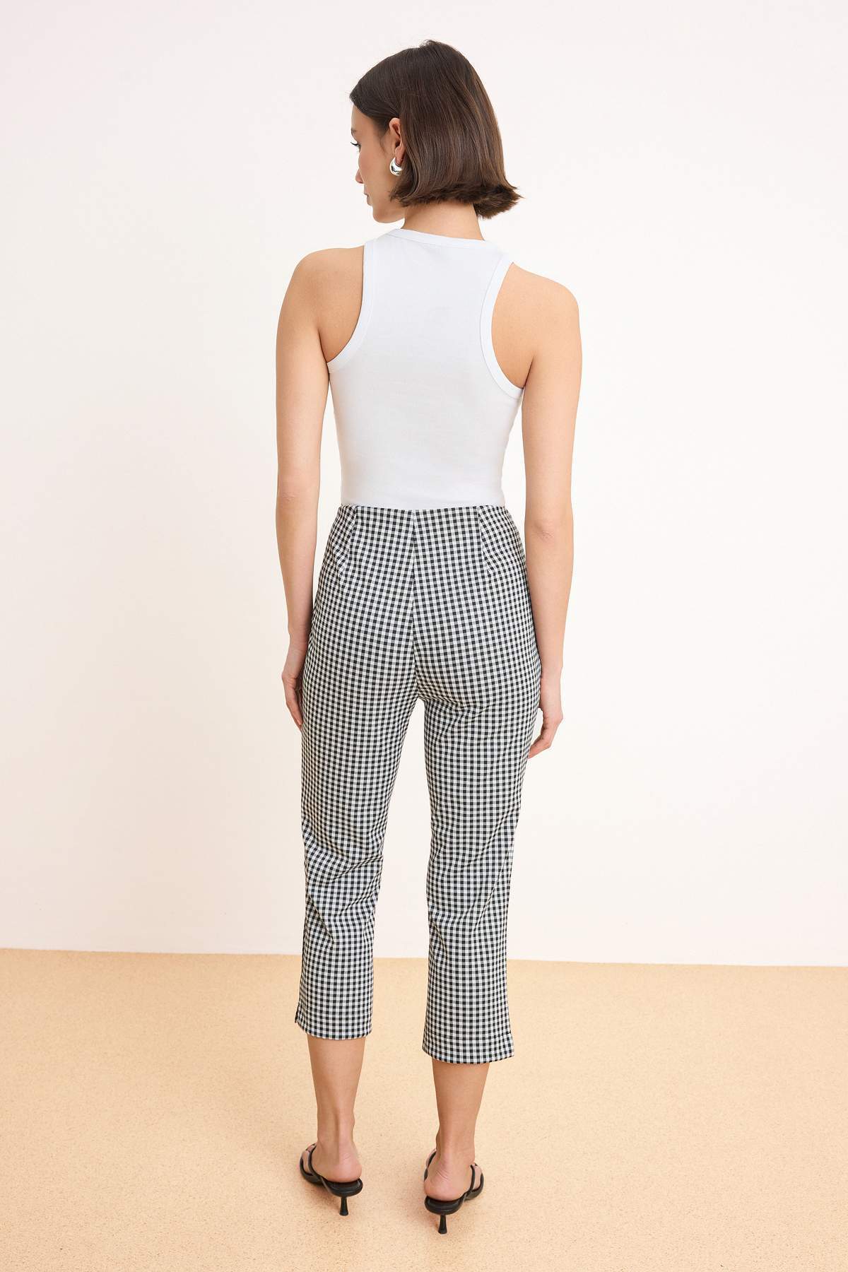 Trendyolmilla  Siyah Ekose Culotte Fit Normal Bel Boru Paça Kapri Jakarlı Örme Pantolon TWOSS26PL00064 - Görsel 4