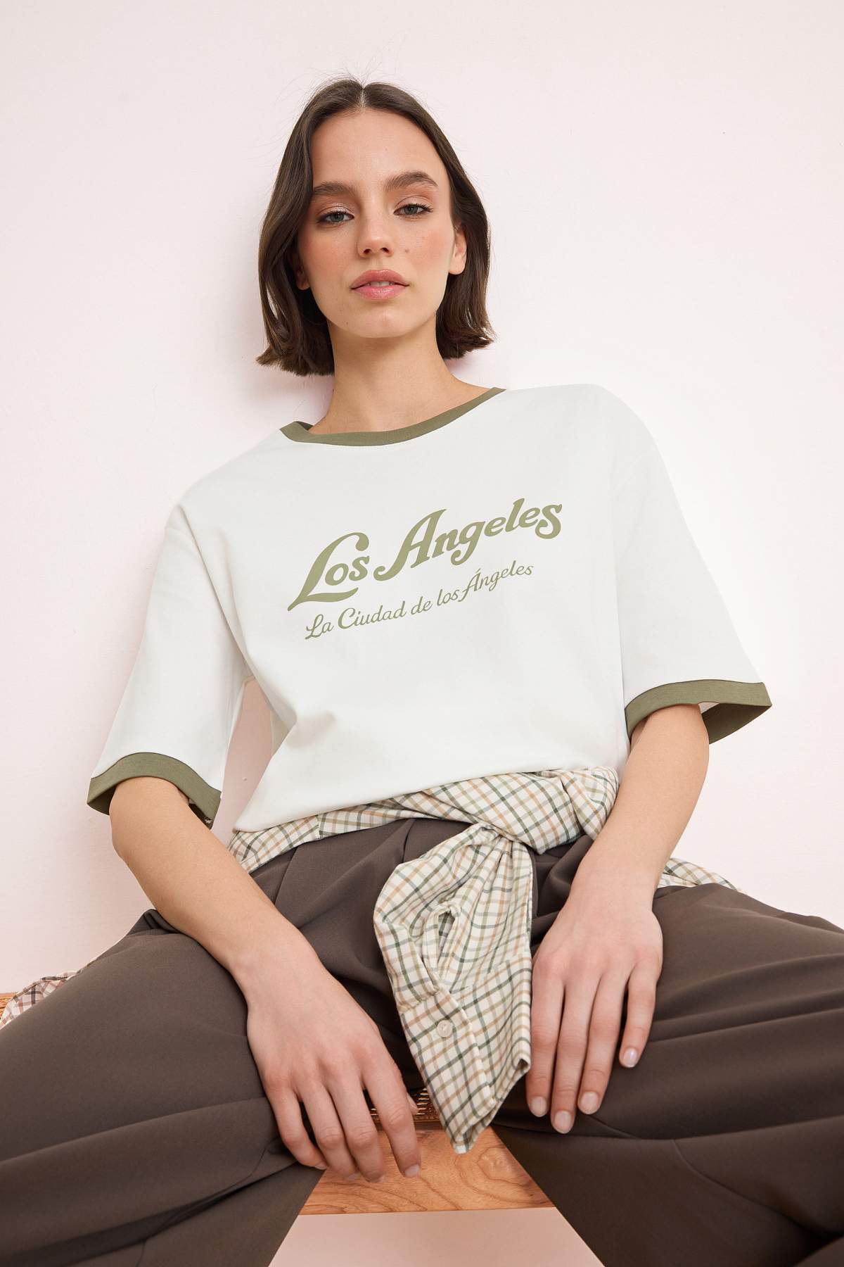 Trendyolmilla Ekru Slogan Oversize/Geniş Kalıp Düşük Kol Kısa Kollu %100 Pamuk Örme T-Shirt TWOSS26TS00193