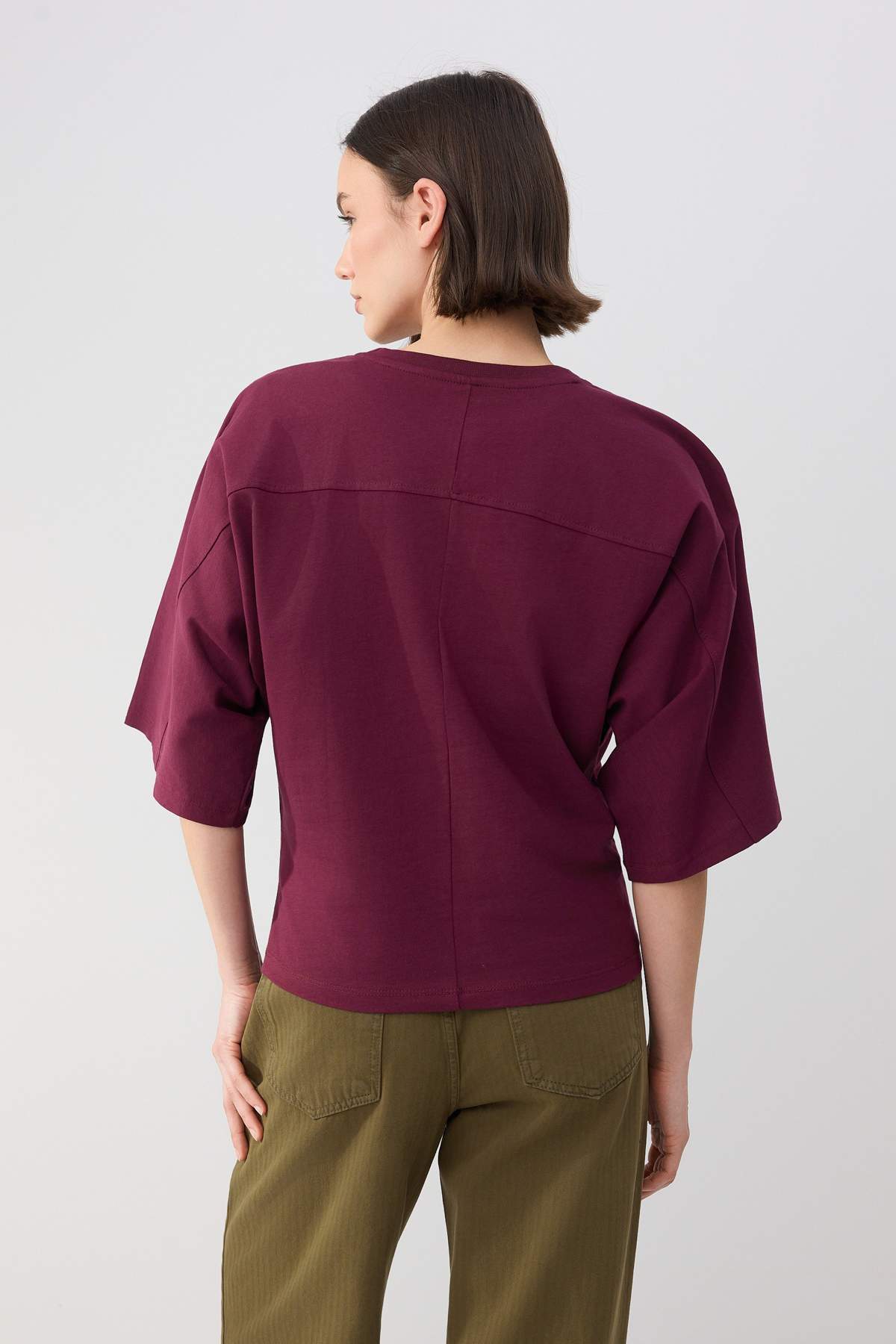 Trendyolmilla  Wardrobe Essentials-Mürdüm Geniş Kalıp Yarasa Kol Pamuk Örme T-Shirt TWOSS26TS00047 - Görsel 4