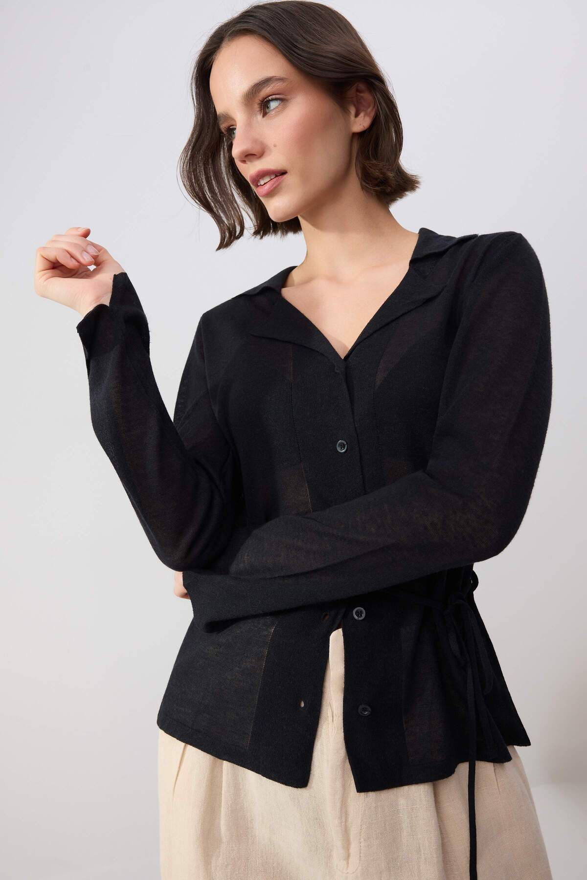 Trendyolmilla  Wardrobe Essentials Siyah Premium İplik Kemer Detaylı Gömlek Yaka İnce Triko Hırka TWOSS26HI00004