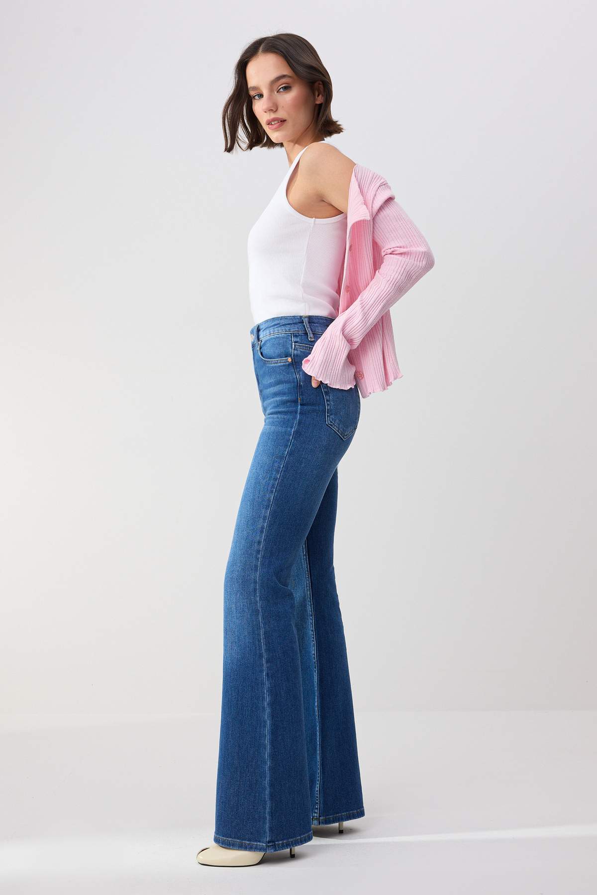 Trendyolmilla  Trendyolmilla Wardrope Essentials Koyu Mavi DÖKÜMLÜ Yüksek Bel Orta Esnek Flare Jeans TWOSS26JE00106 - Görsel 2