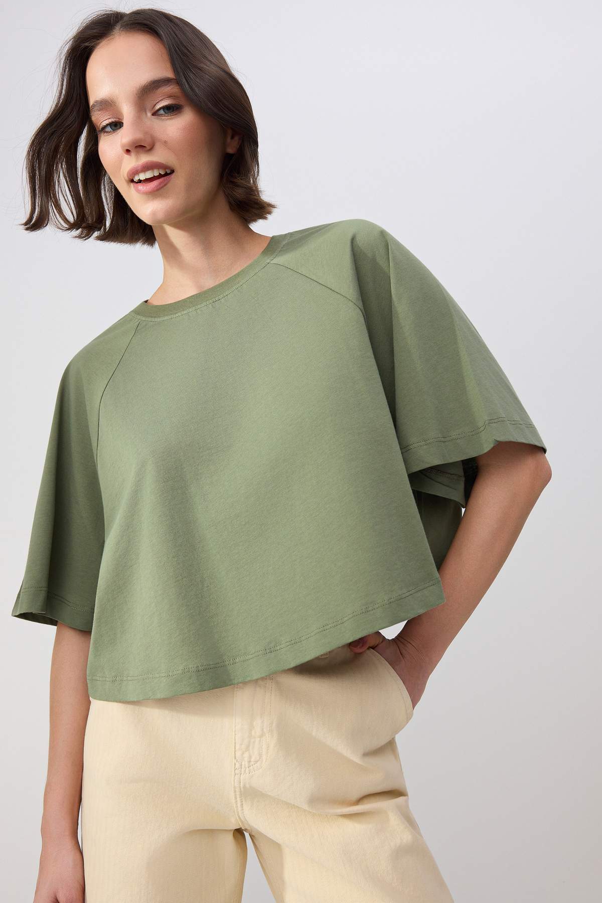 Trendyolmilla  Wardrobe Essentials-Haki Boxy/Rahat Kalıp Kısa Kollu Crop %100 Pamuk Örme T-Shirt TWOSS26TS00006 - Görsel 2